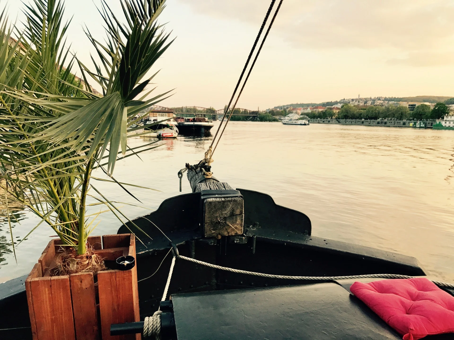 Oslava 30. narozenin, Pavel, Jaromír a spousta přátel. Loď Captain Morgan, Praha