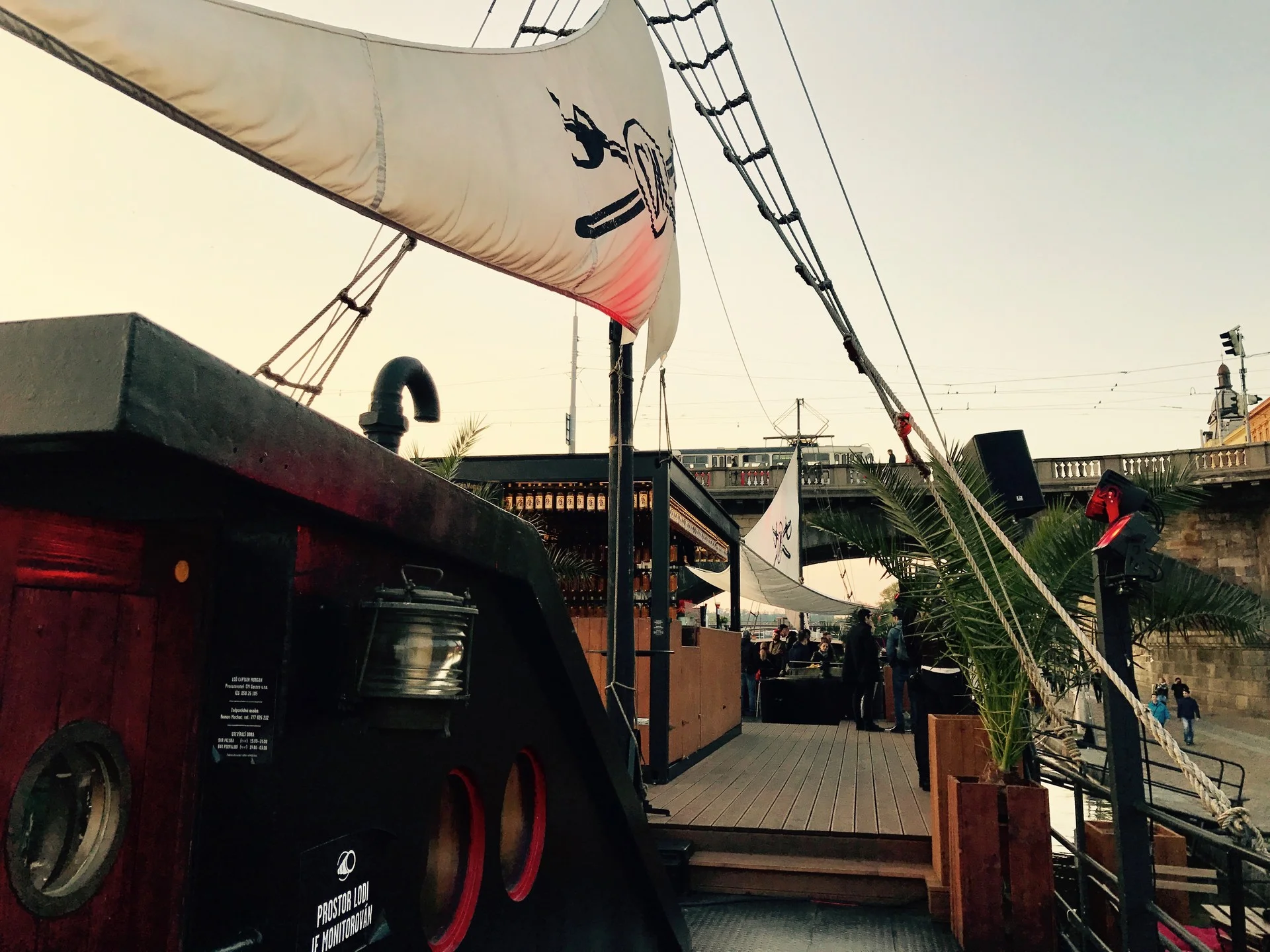 Oslava 30. narozenin, Pavel, Jaromír a spousta přátel. Loď Captain Morgan, Praha