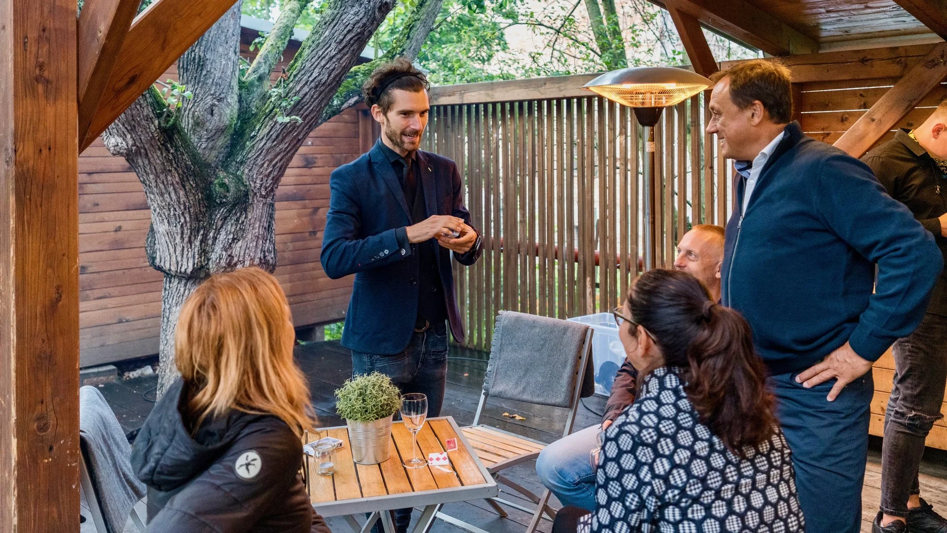 Mikromagie. Martin Kellman na firemním večírku, kouzelník Brno.