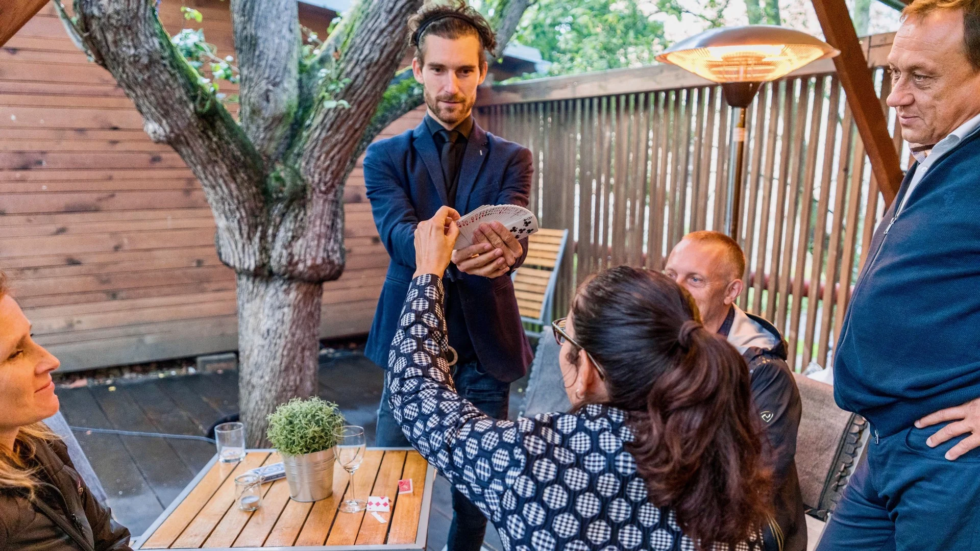 Mikromagie. Martin Kellman na firemním večírku, kouzelník Brno.