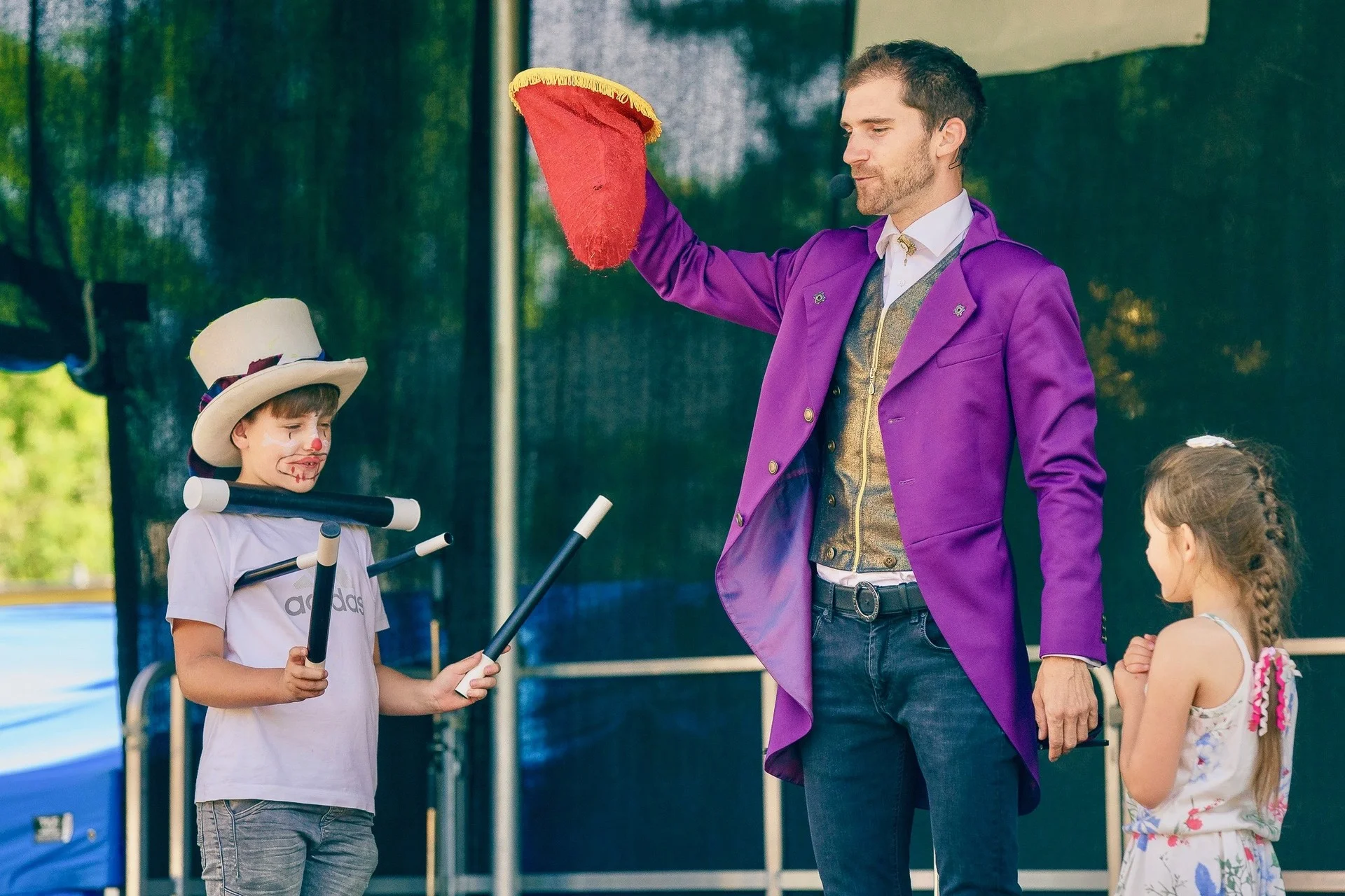 Park Přátelství, dětská akce, Prosek, Praha 9. Kouzelník a zábava pro děti