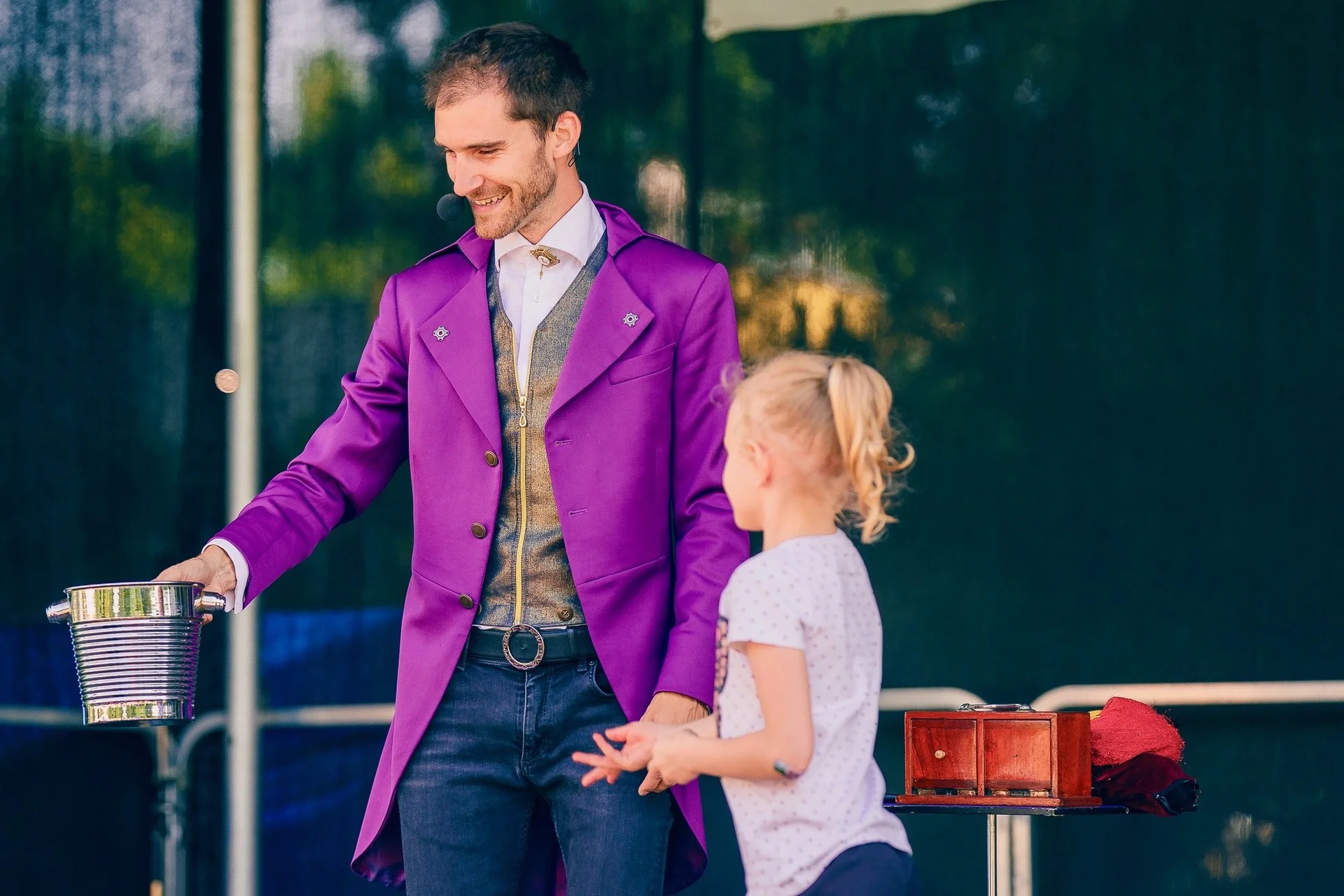 Park Přátelství, dětská akce, Prosek, Praha 9. Kouzelník a zábava pro děti