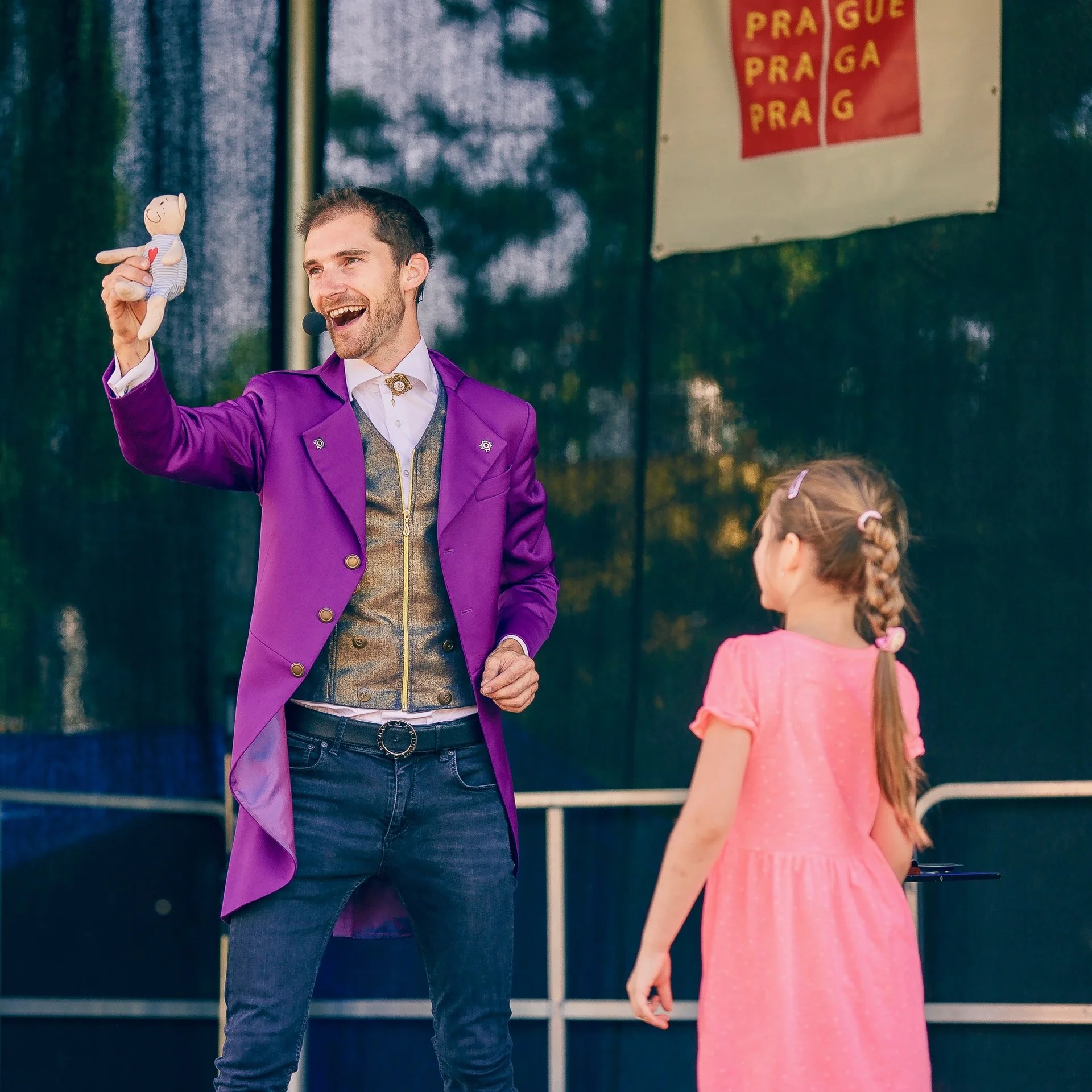 Park Přátelství, dětská akce, Prosek, Praha 9. Kouzelník a zábava pro děti