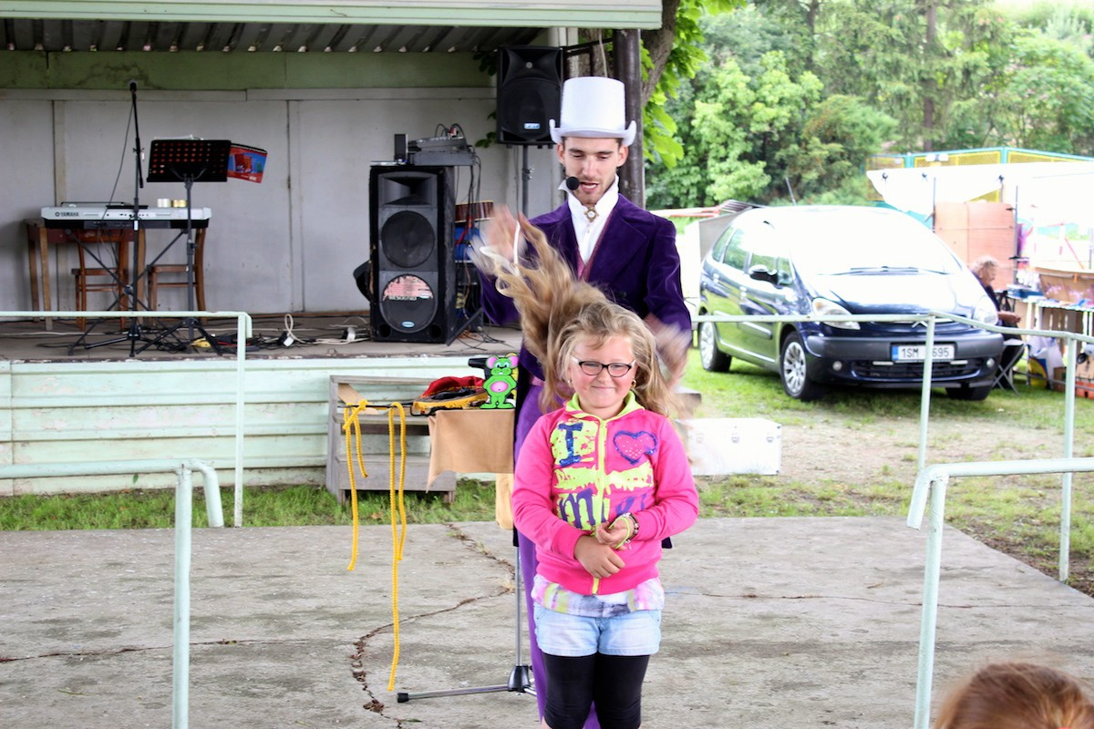 Libědice - Kouzelník Martin kouzlí pro děti na Slavnostech města.