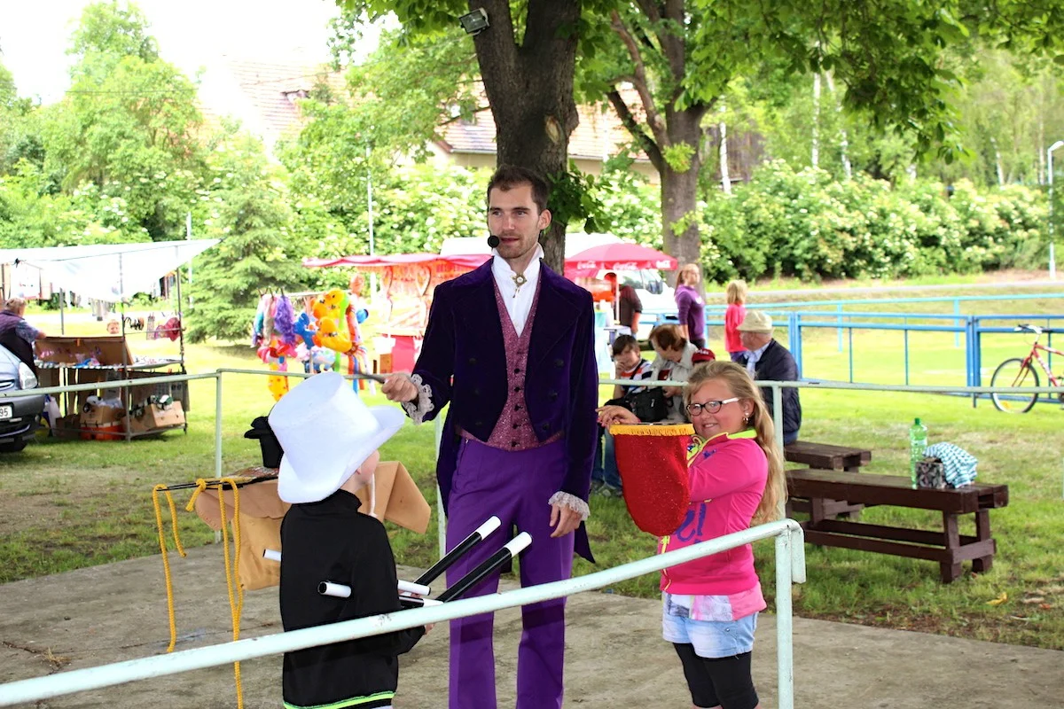 Libědice - Kouzelník Martin kouzlí pro děti na Slavnostech města.