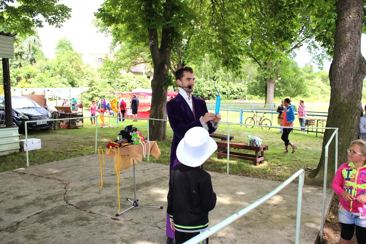 Libědice - Kouzelník Martin kouzlí pro děti na Slavnostech města.