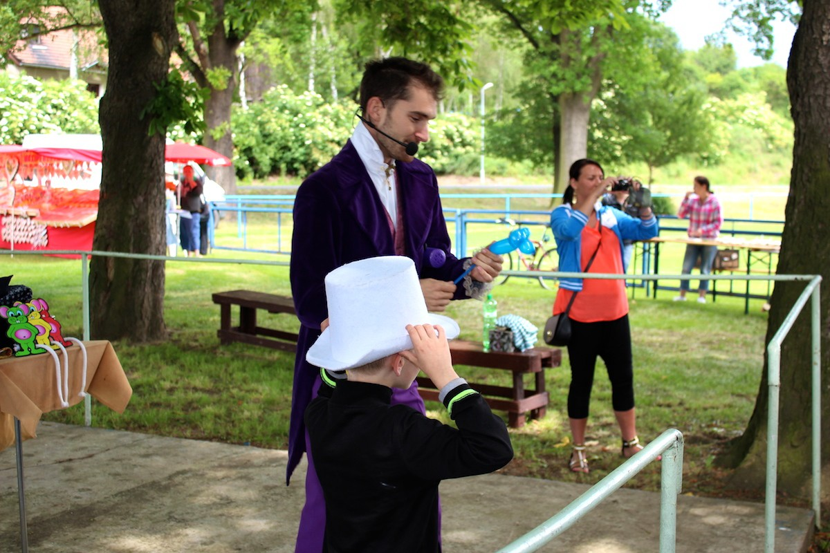 Libědice - Kouzelník Martin kouzlí pro děti na Slavnostech města.