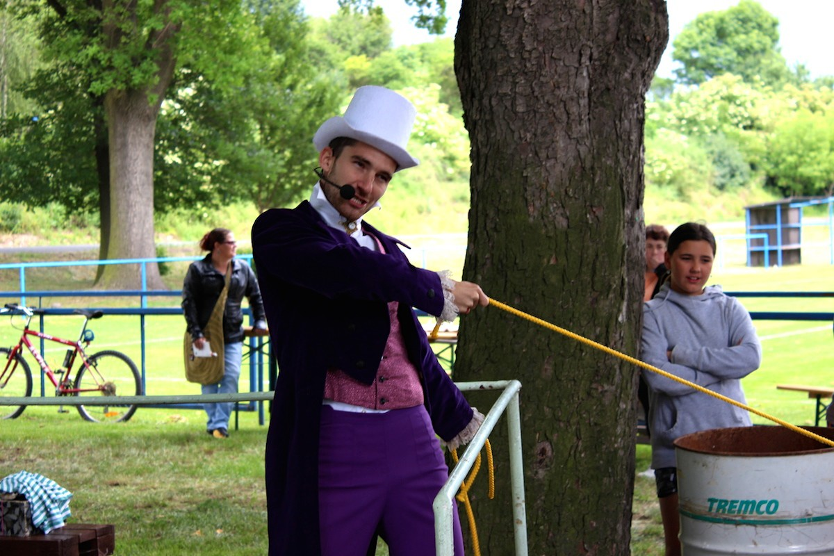 Libědice - Kouzelník Martin kouzlí pro děti na Slavnostech města.