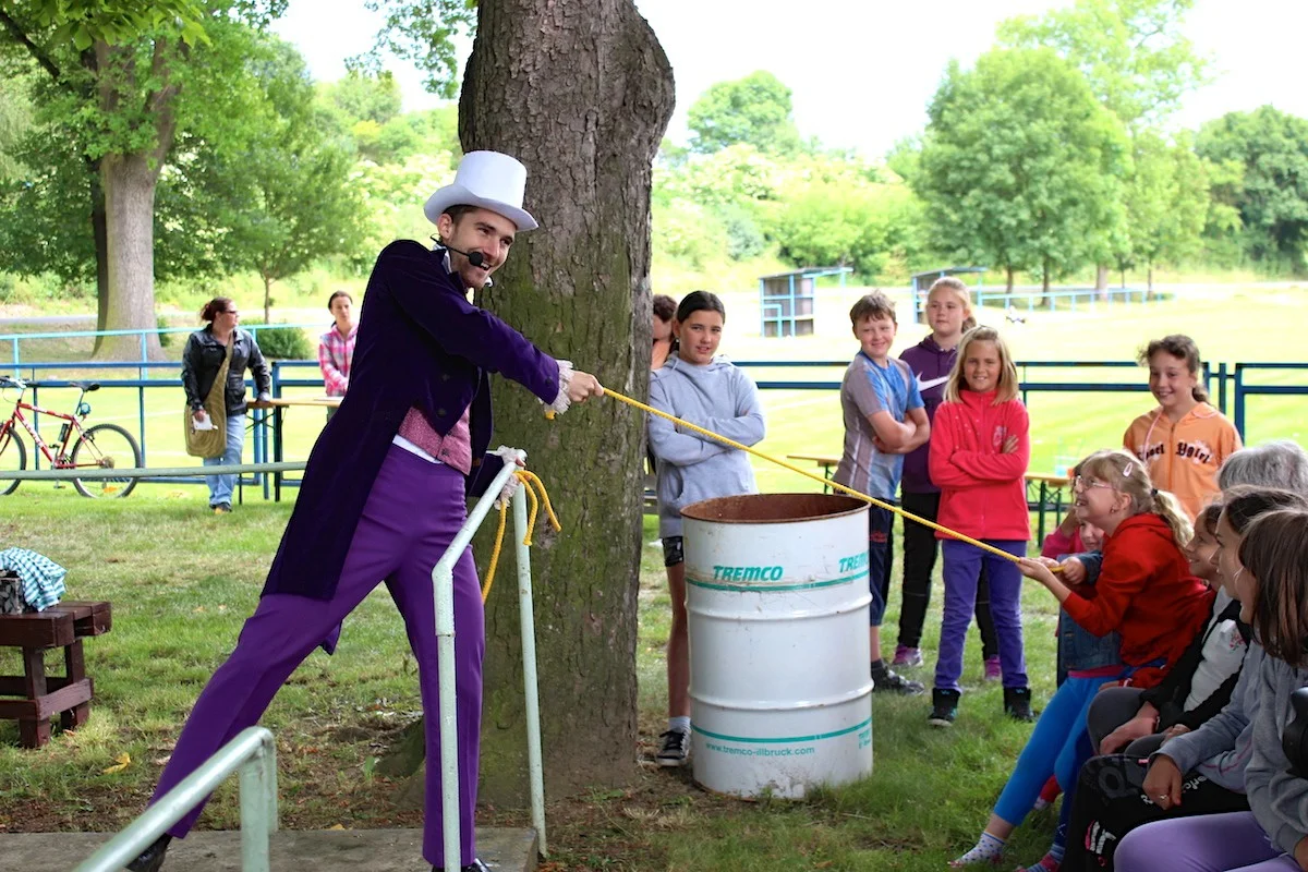 Libědice - Kouzelník Martin kouzlí pro děti na Slavnostech města.