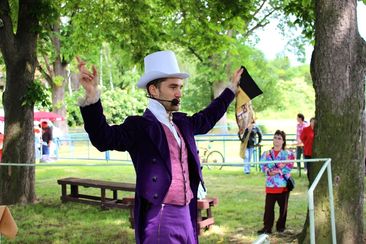 Libědice - Kouzelník Martin kouzlí pro děti na Slavnostech města.