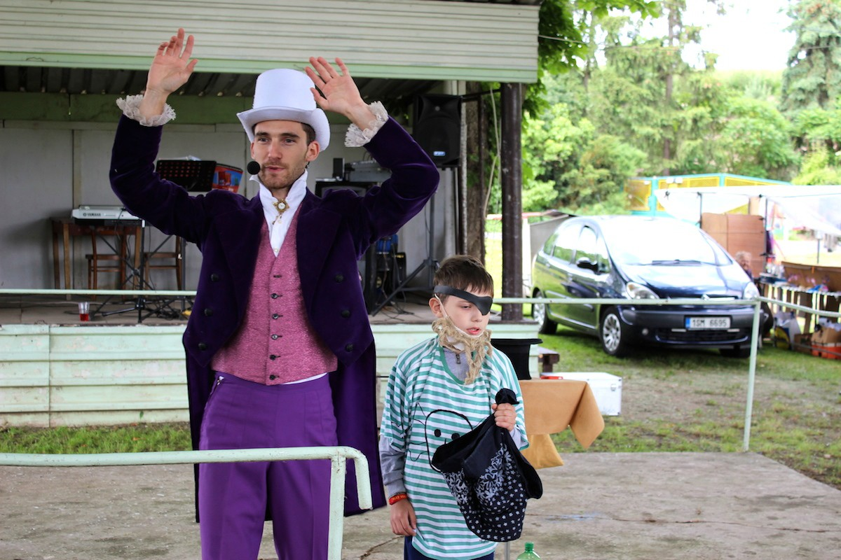Libědice - Kouzelník Martin kouzlí pro děti na Slavnostech města.