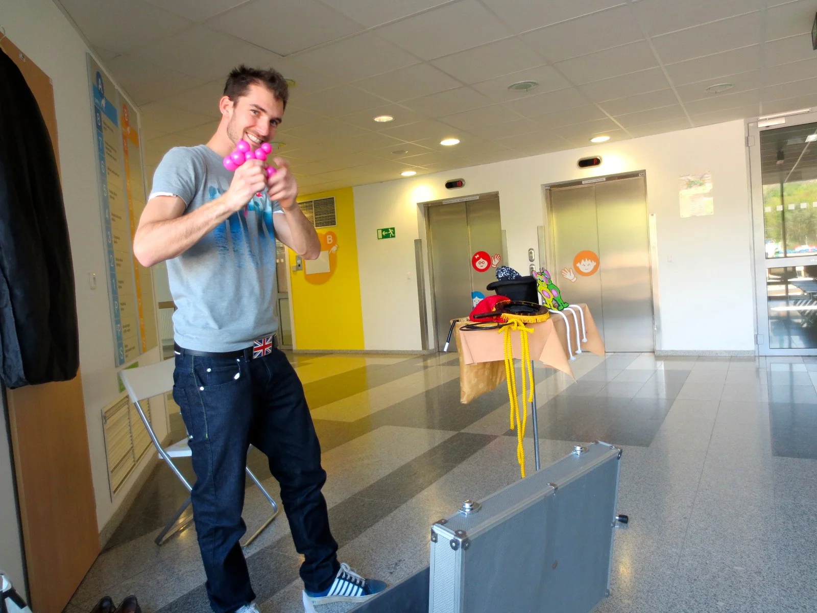 FN Motol - kouzelník Martin kouzlí pro děti z dětského oddělení