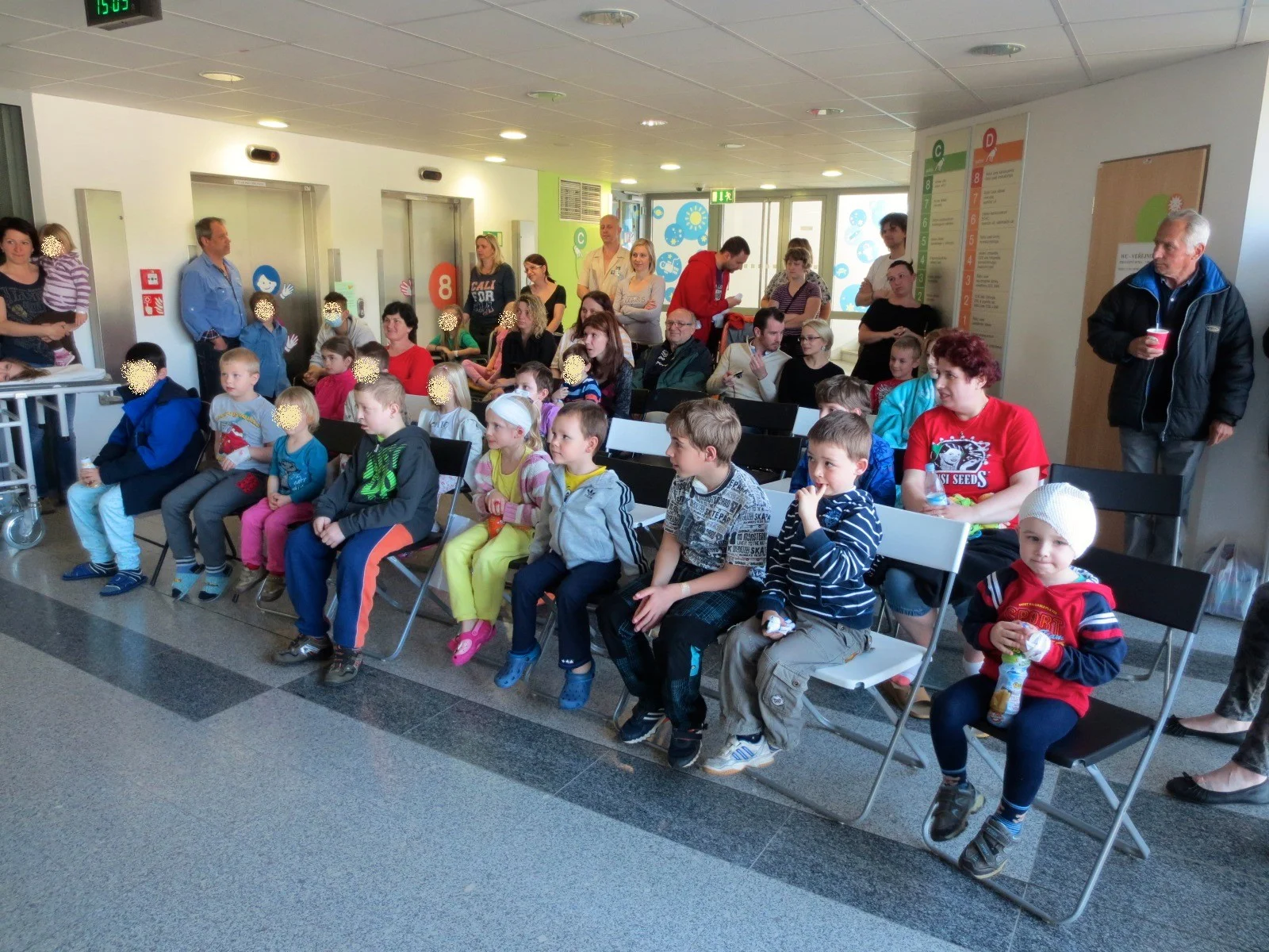 FN Motol - kouzelník Martin kouzlí pro děti z dětského oddělení