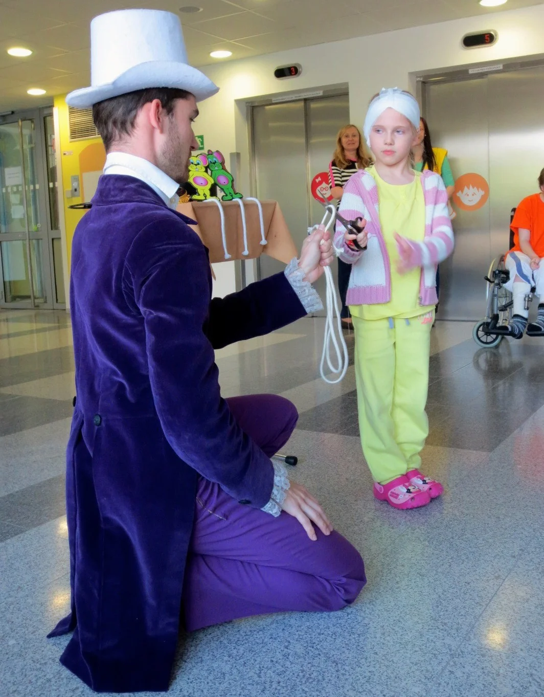 FN Motol - kouzelník Martin kouzlí pro děti z dětského oddělení