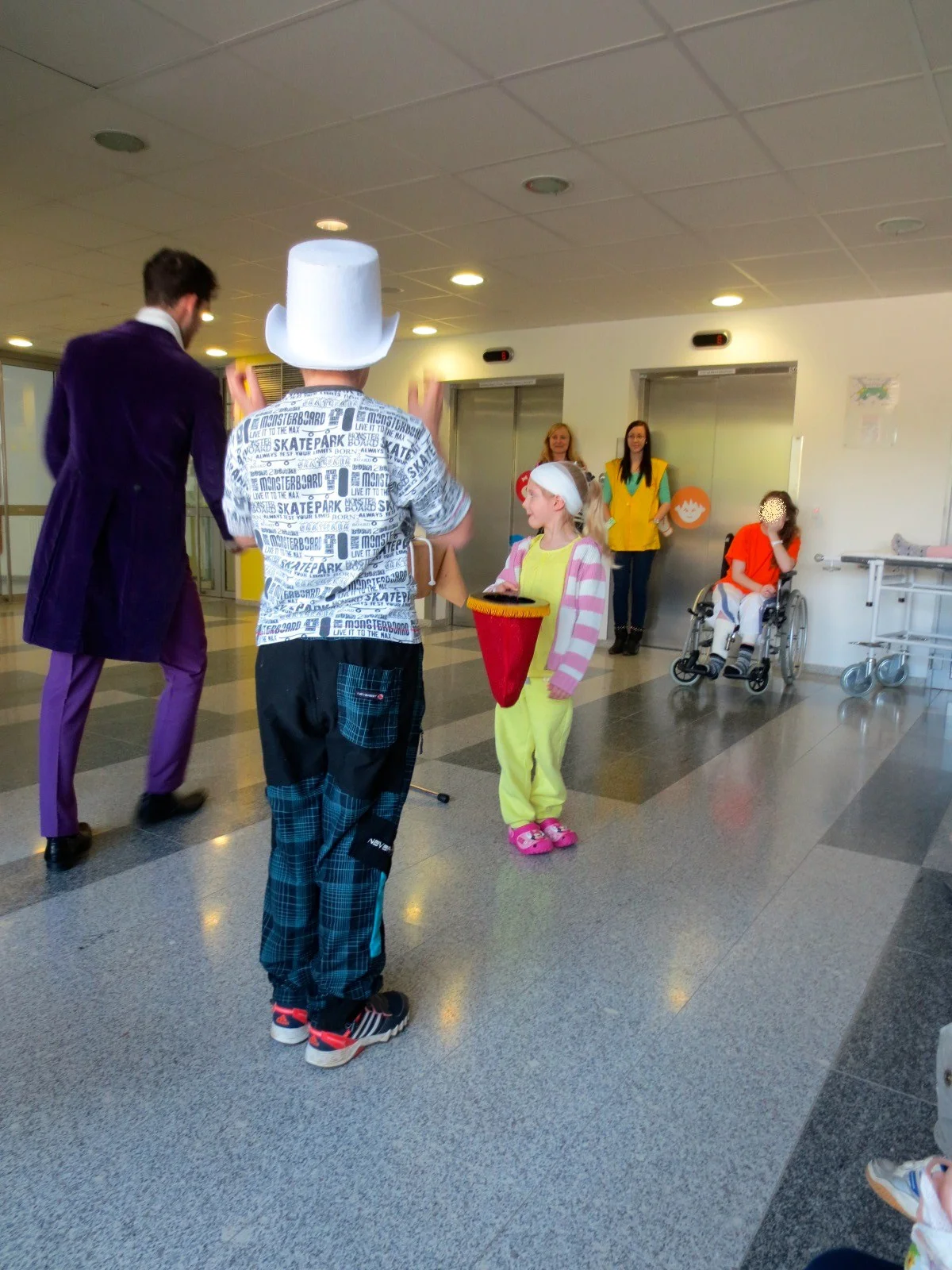 FN Motol - kouzelník Martin kouzlí pro děti z dětského oddělení