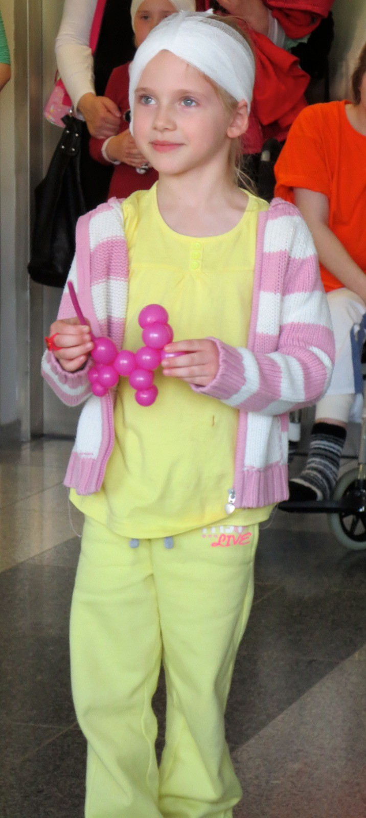 FN Motol - kouzelník Martin kouzlí pro děti z dětského oddělení