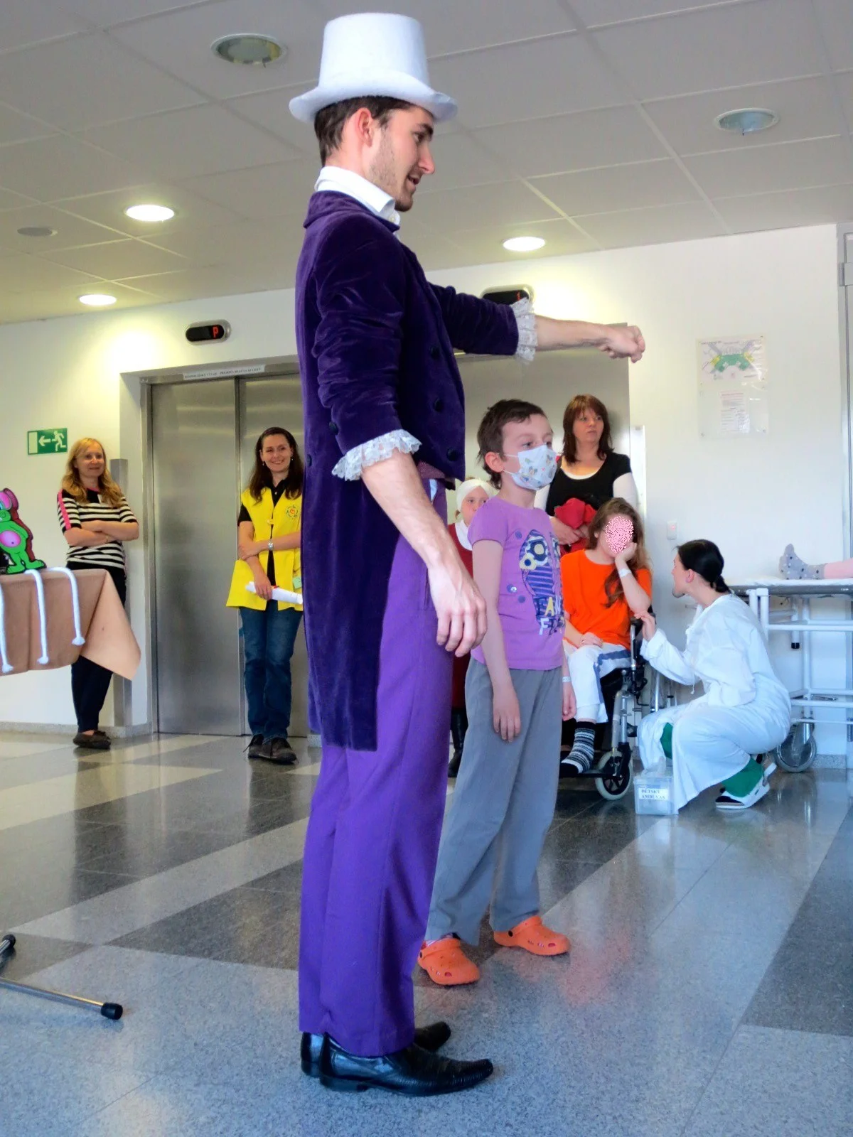FN Motol - kouzelník Martin kouzlí pro děti z dětského oddělení