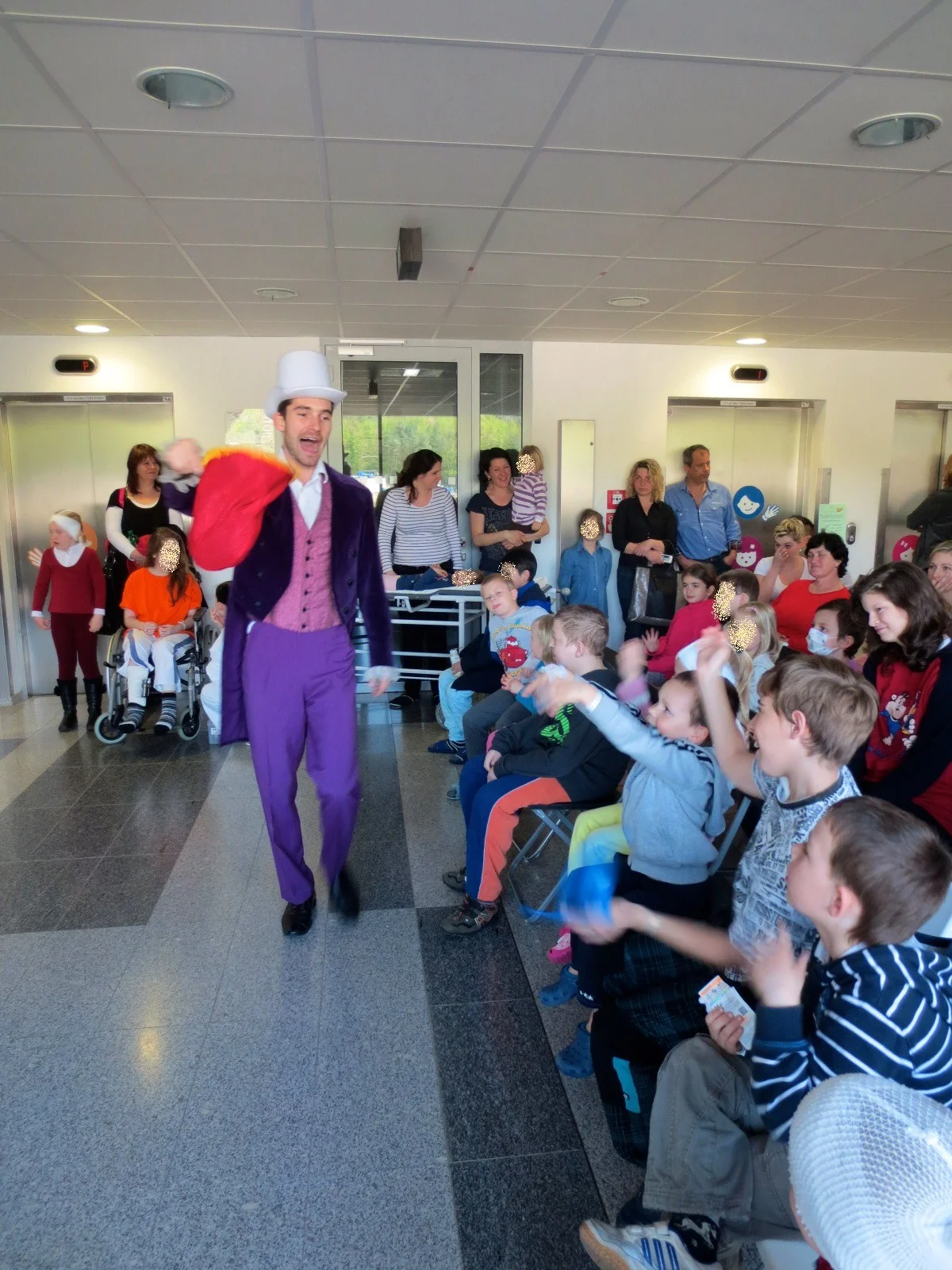 FN Motol - kouzelník Martin kouzlí pro děti z dětského oddělení