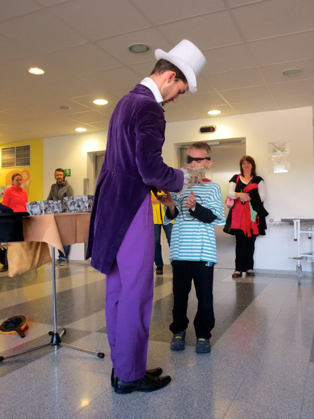 FN Motol - kouzelník Martin kouzlí pro děti z dětského oddělení