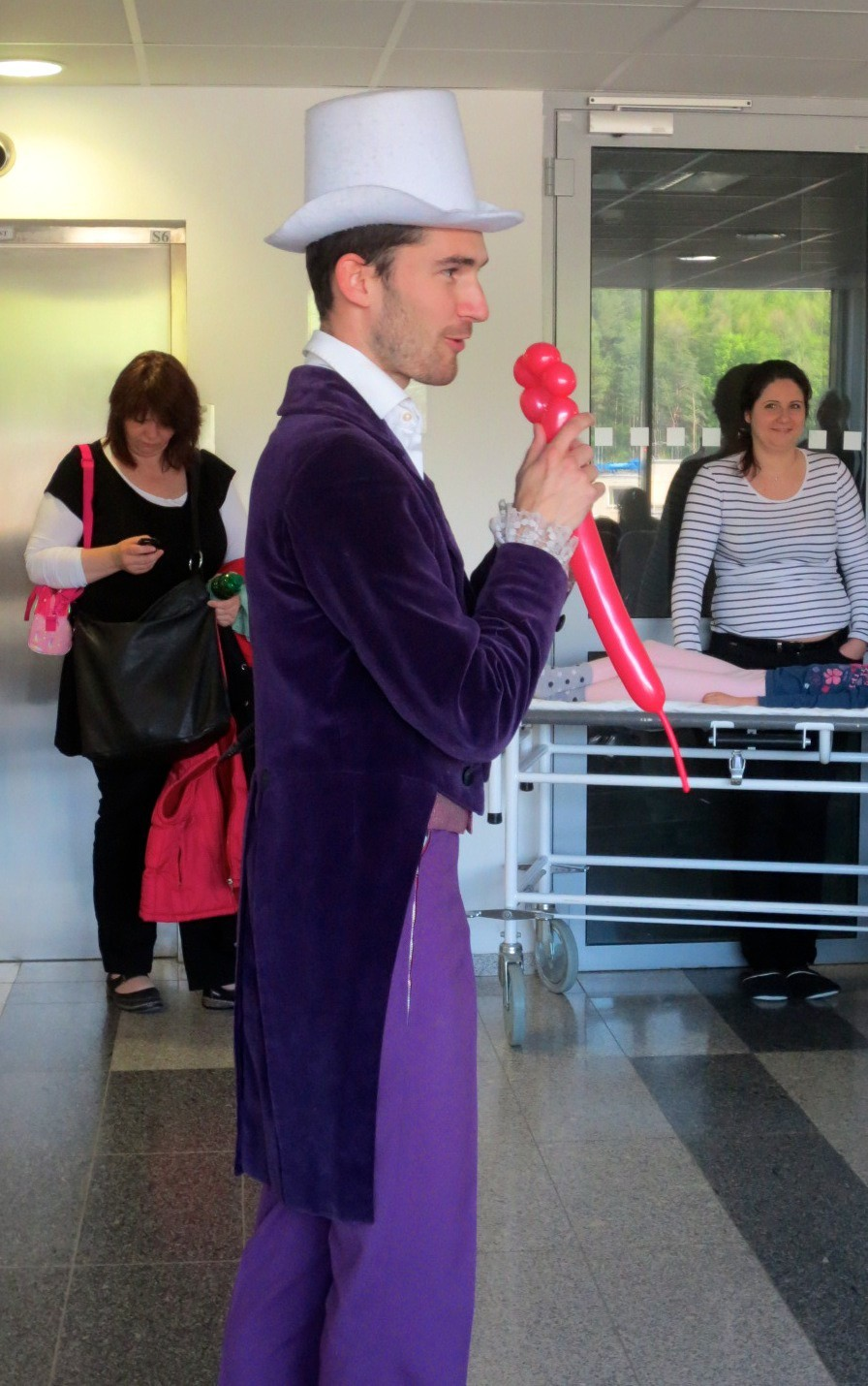 FN Motol - kouzelník Martin kouzlí pro děti z dětského oddělení