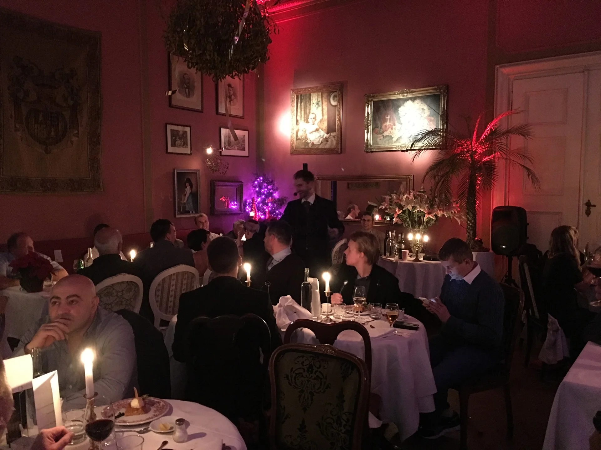 AMB Ford Praha, Pálffy palác a zábava na večírku.