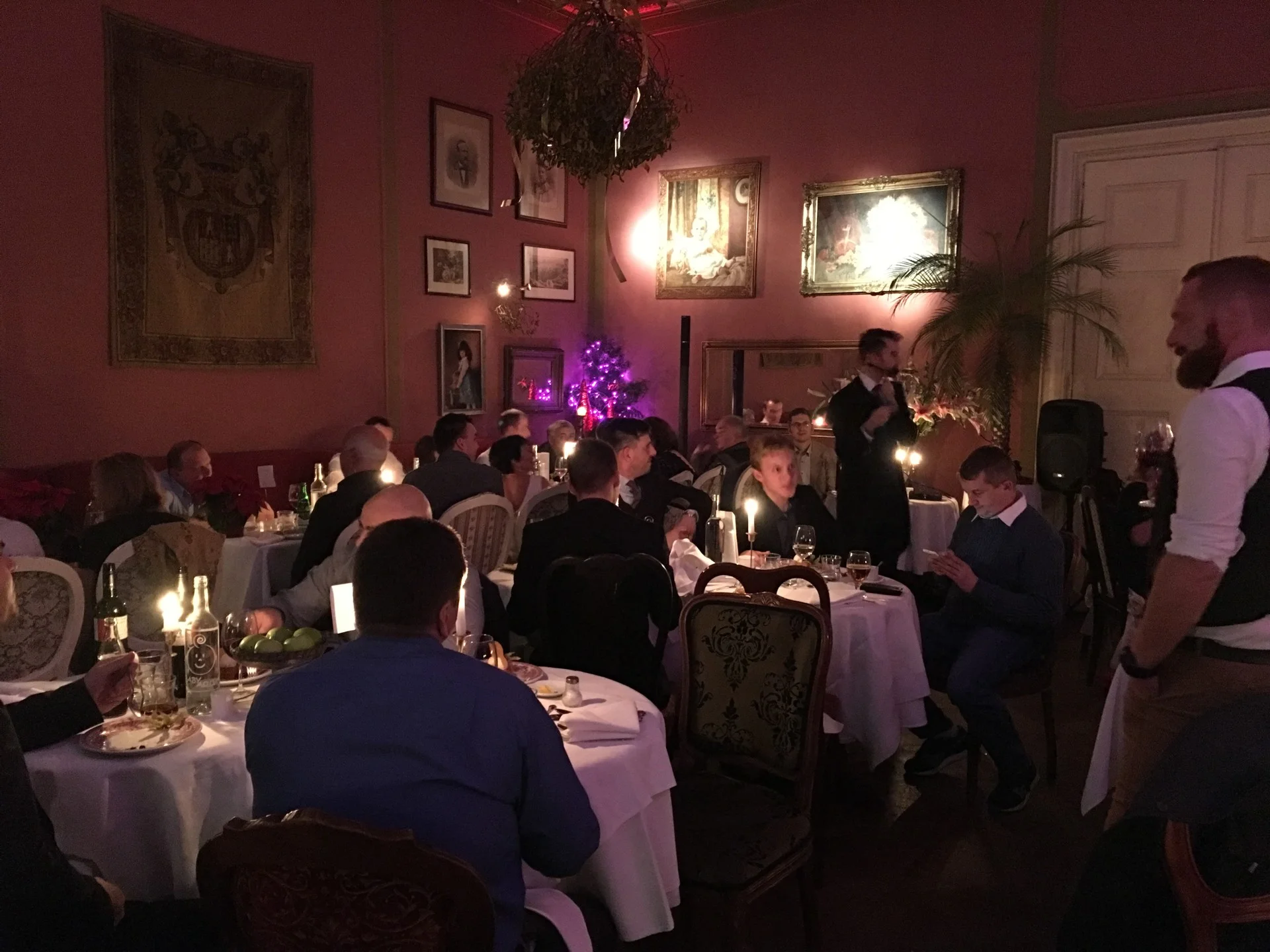 AMB Ford Praha, Pálffy palác a zábava na večírku.