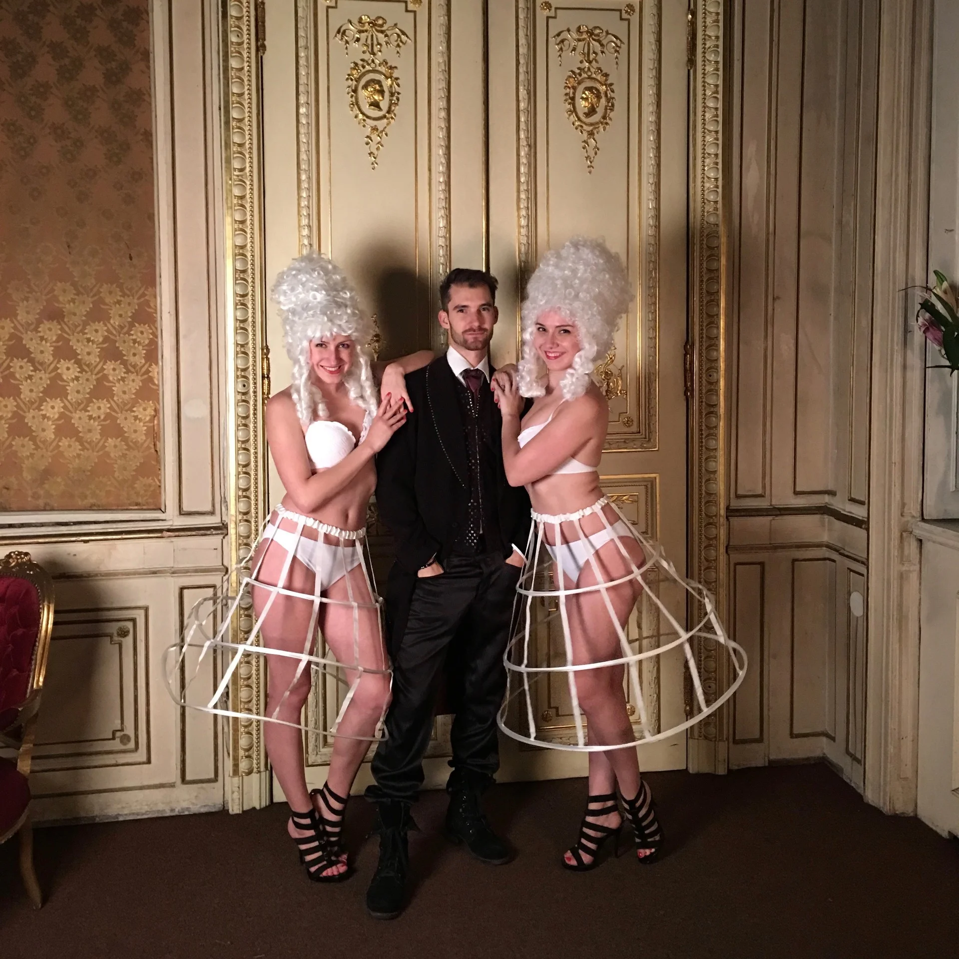 AMB Ford Praha, Pálffy palác a zábava na večírku.