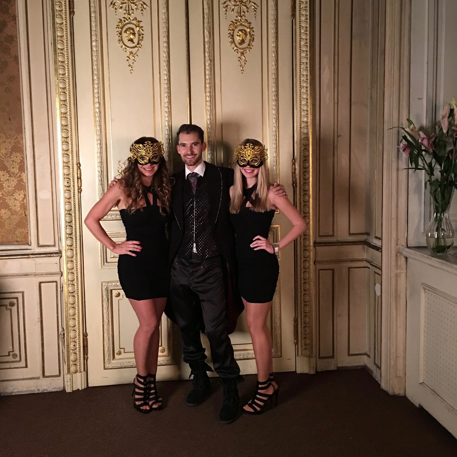 AMB Ford Praha, Pálffy palác a zábava na večírku.