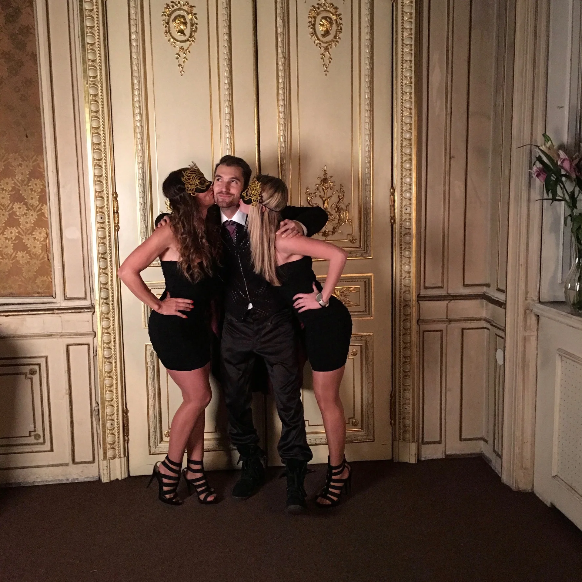 AMB Ford Praha, Pálffy palác a zábava na večírku.