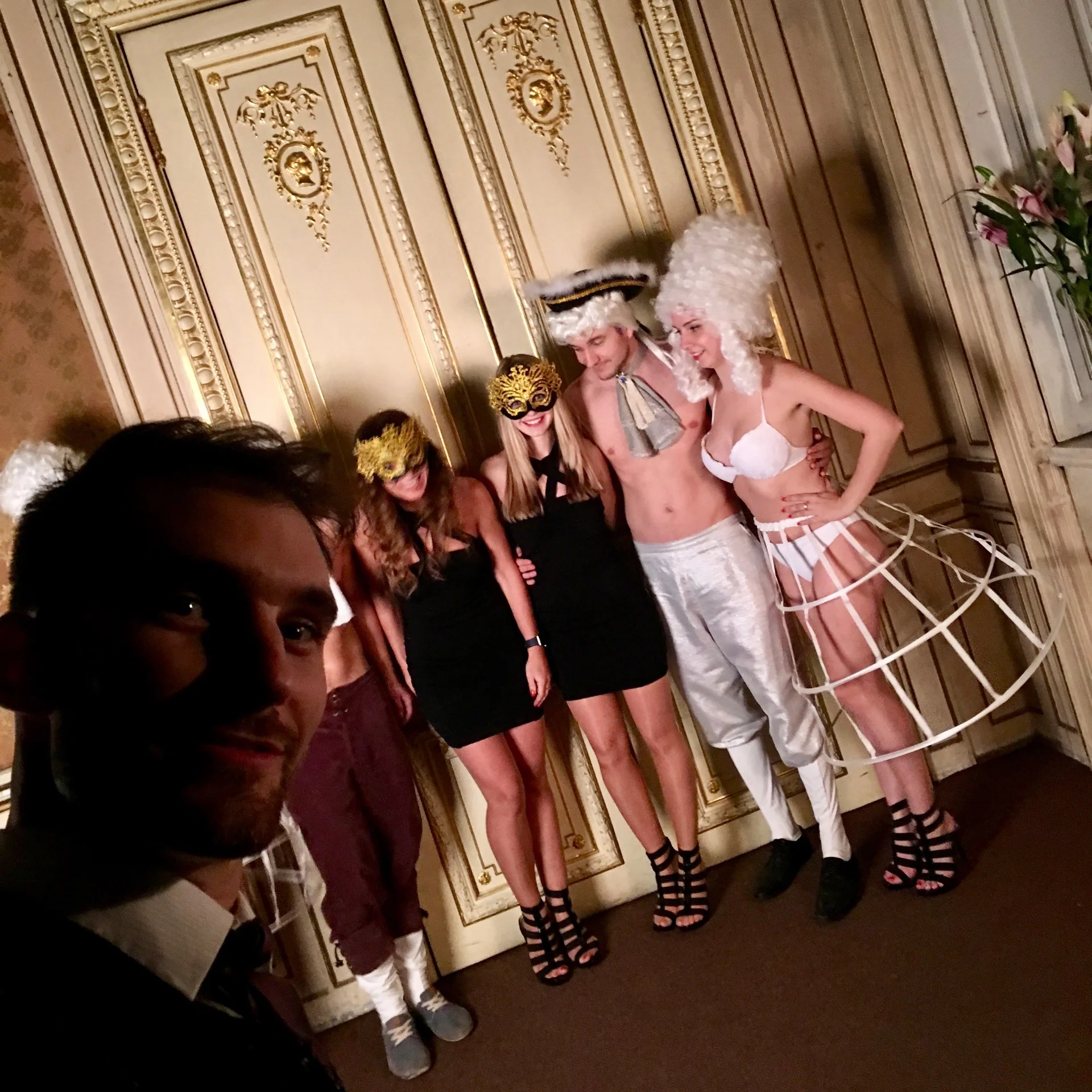 AMB Ford Praha, Pálffy palác a zábava na večírku.