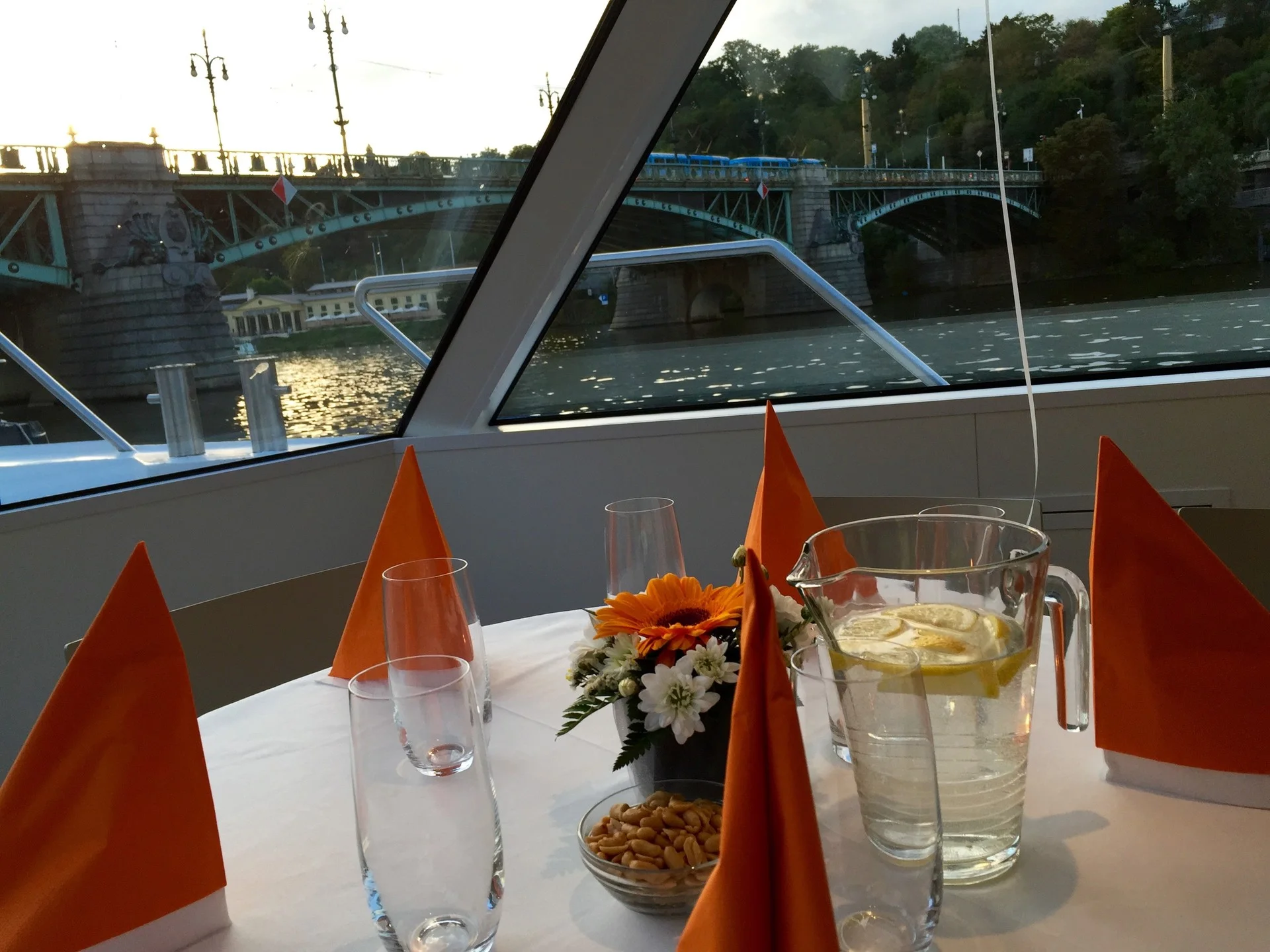 České Radiokomunikace a. s., moderátor akce