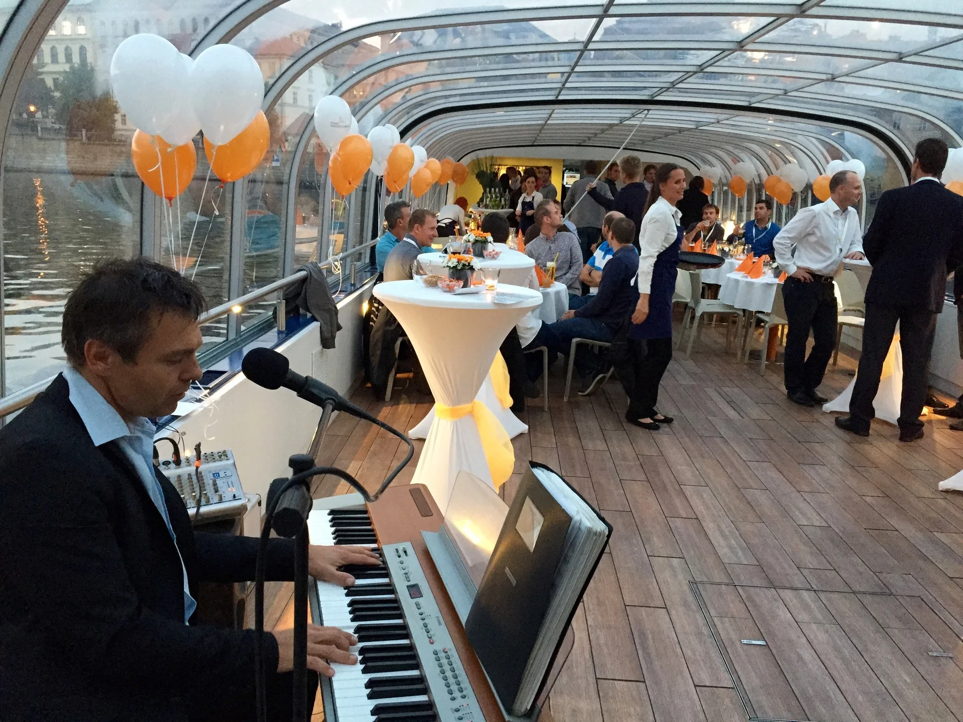 České Radiokomunikace a. s., moderátor akce