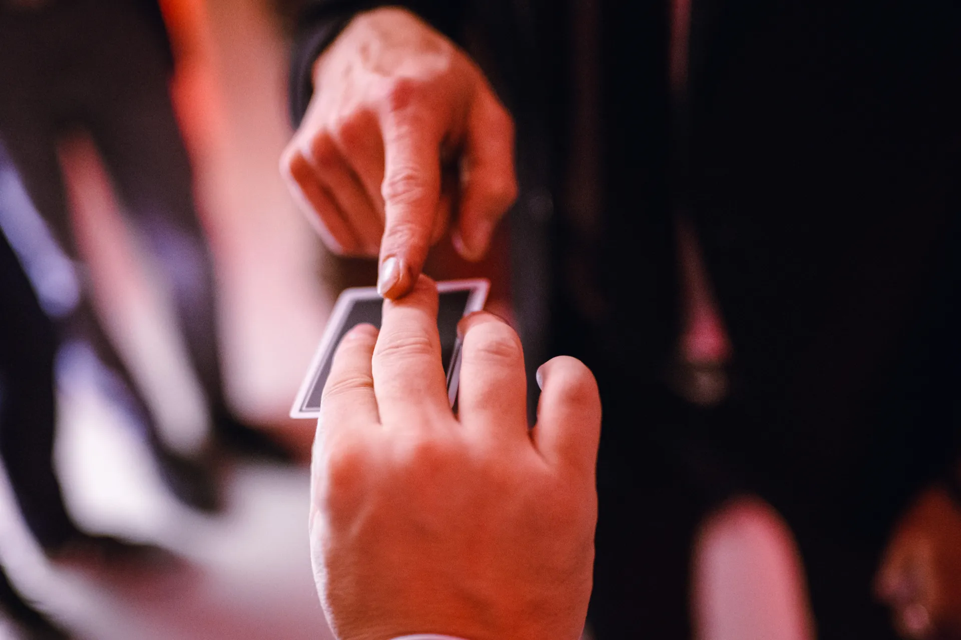 Okamžik, kdy logika nestačí – mikromagie na firemní akci.