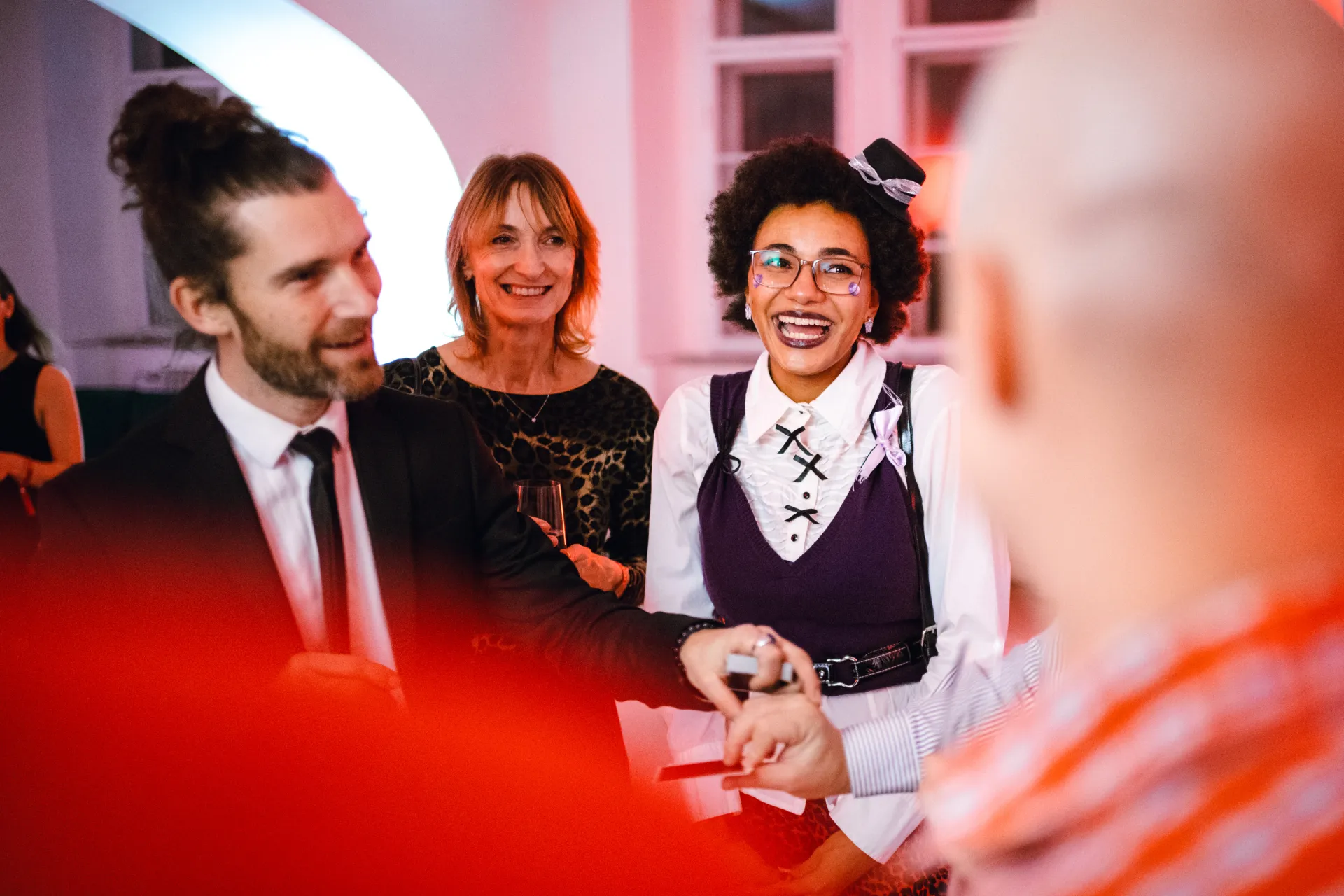 Energie, která se šíří od jednoho stolu ke druhému