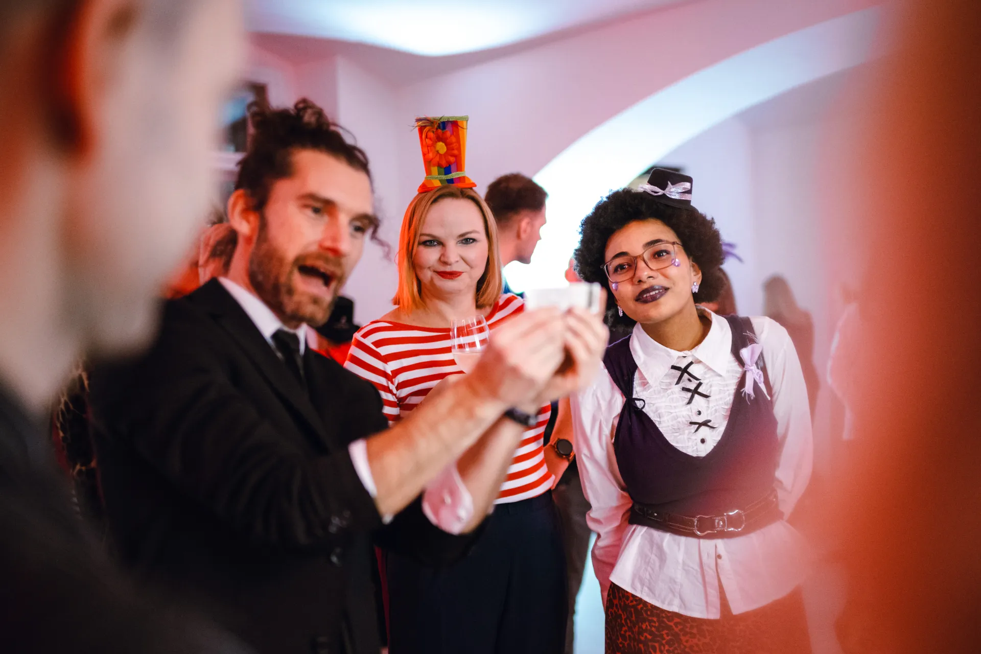 Ticho před reakcí… a pak výbuch smíchu.