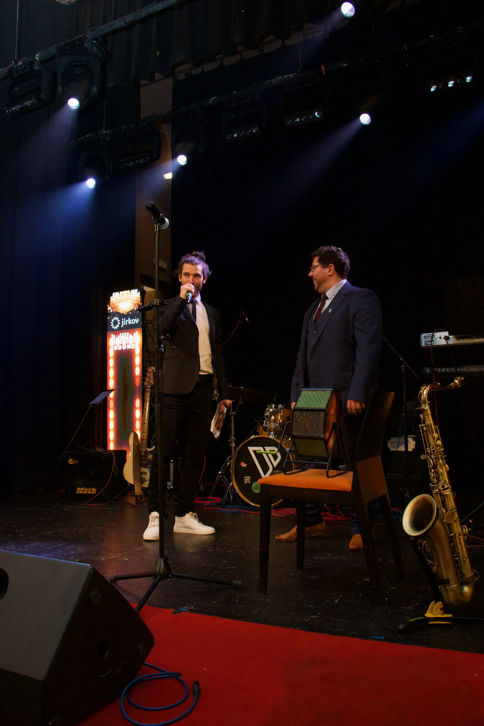 moderátor na ples Martin Kellman na jevišti během reprezentačního plesu v Jirkově