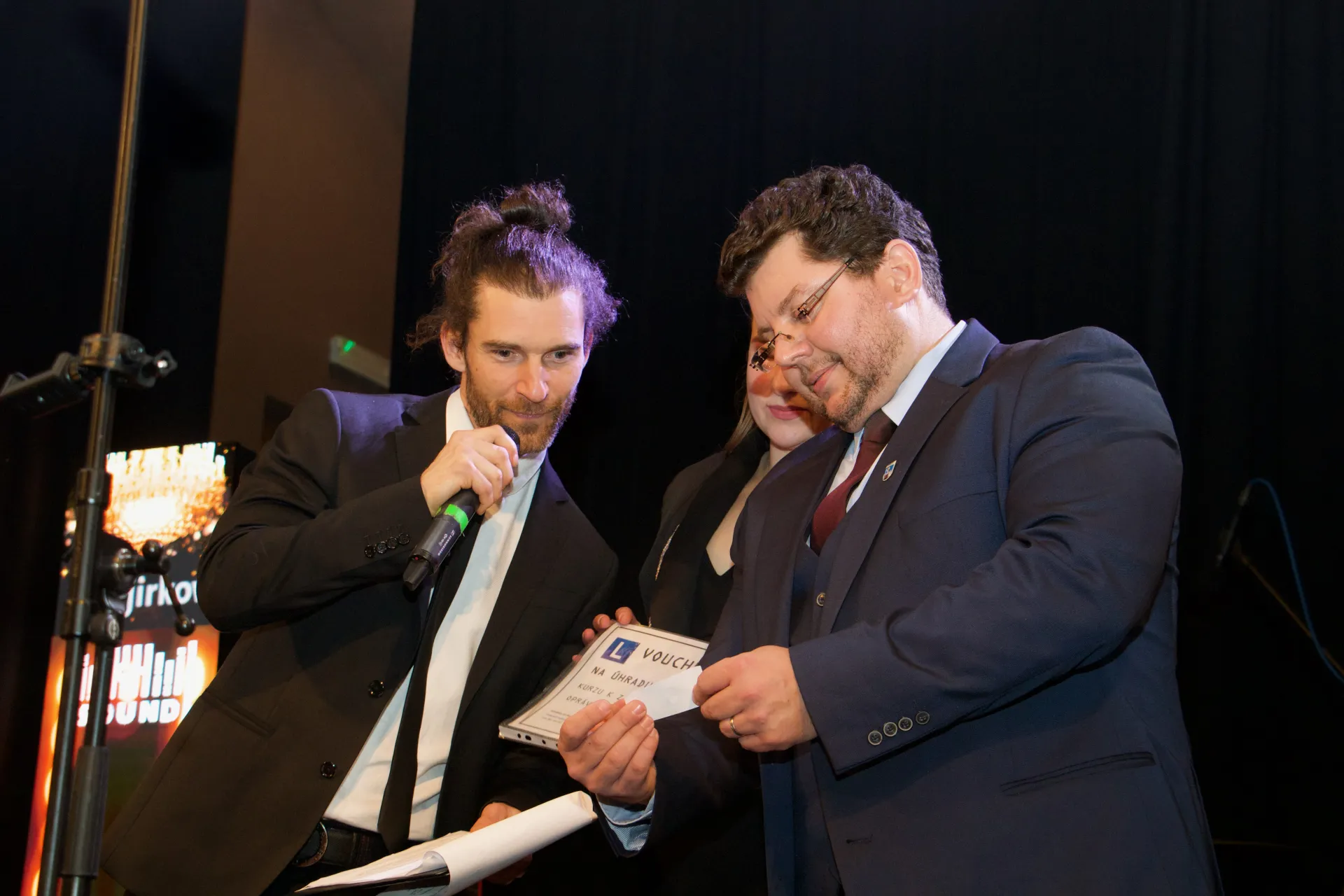 moderátor na akci se starostou města Jirkov při losování tomboly během plesu