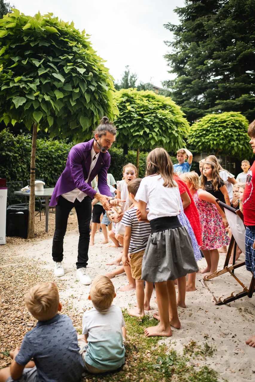 profesionální kouzelník pro děti na venkovní akci v restauraci Emoi Turnov