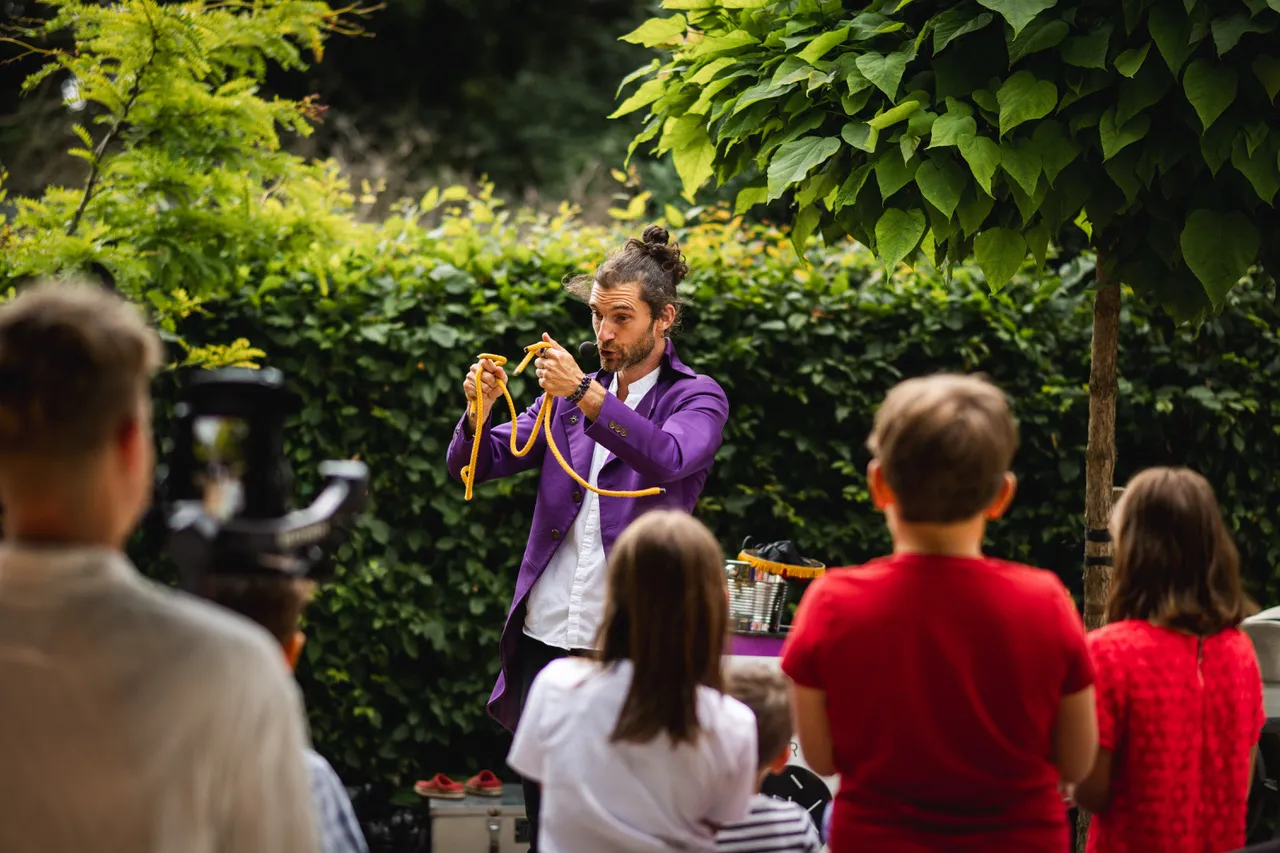 kouzelník pro děti baví publikum na rodinné akci v Turnově