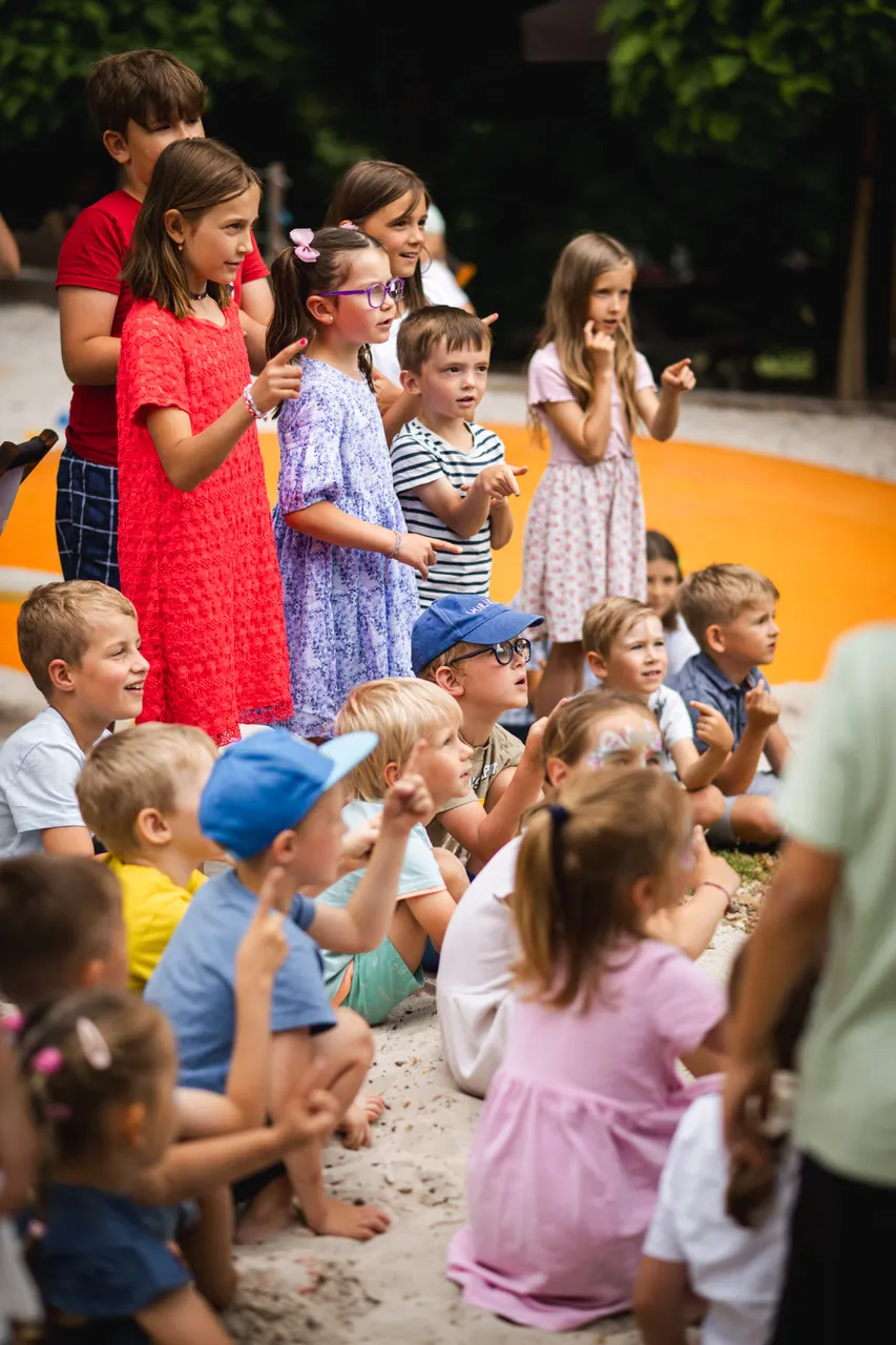 dětské publikum reaguje na kouzla během vystoupení