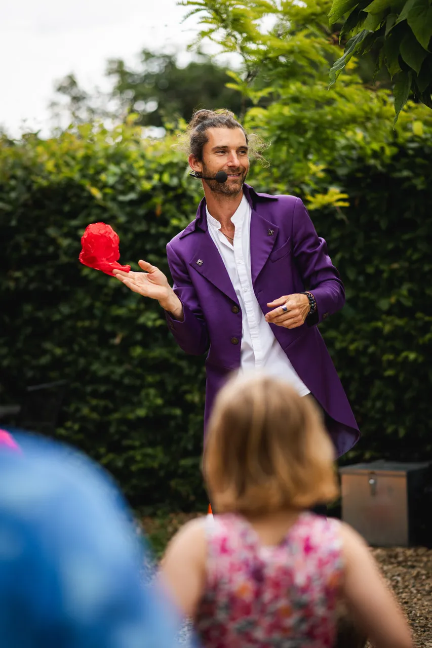 vystoupení kouzelníka pro děti v krásném venkovním prostředí