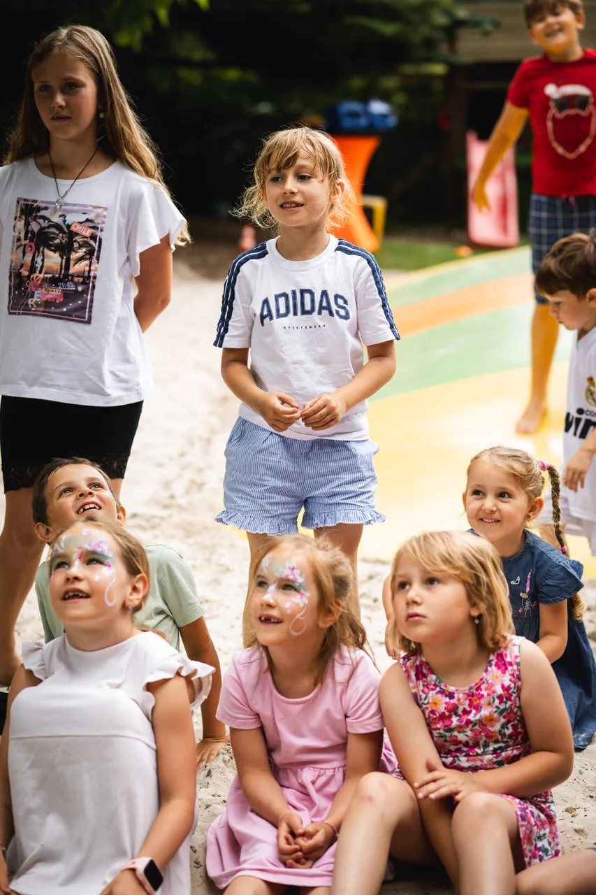 animátor Alfa baví děti během programu na akci