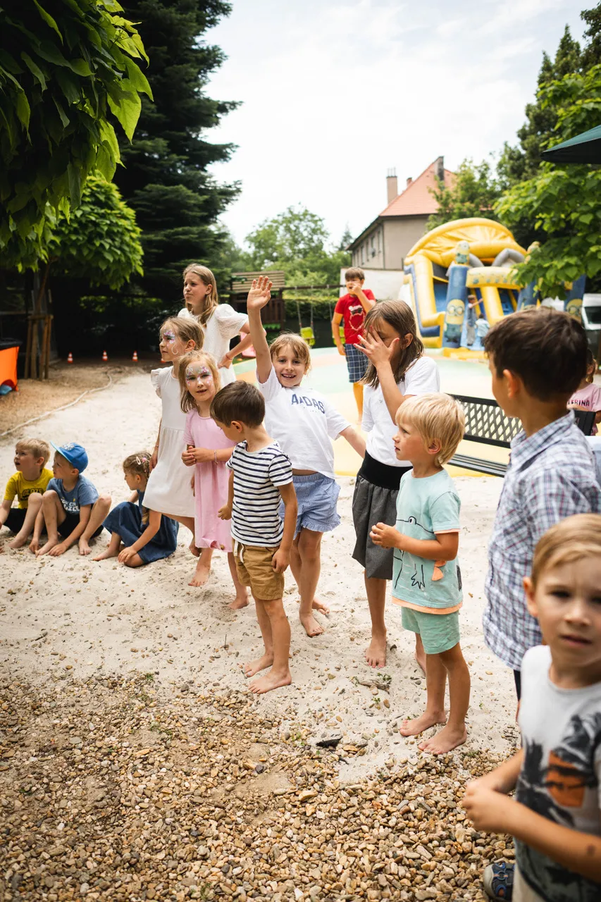 radost dětí při předávání balónkových zvířátek