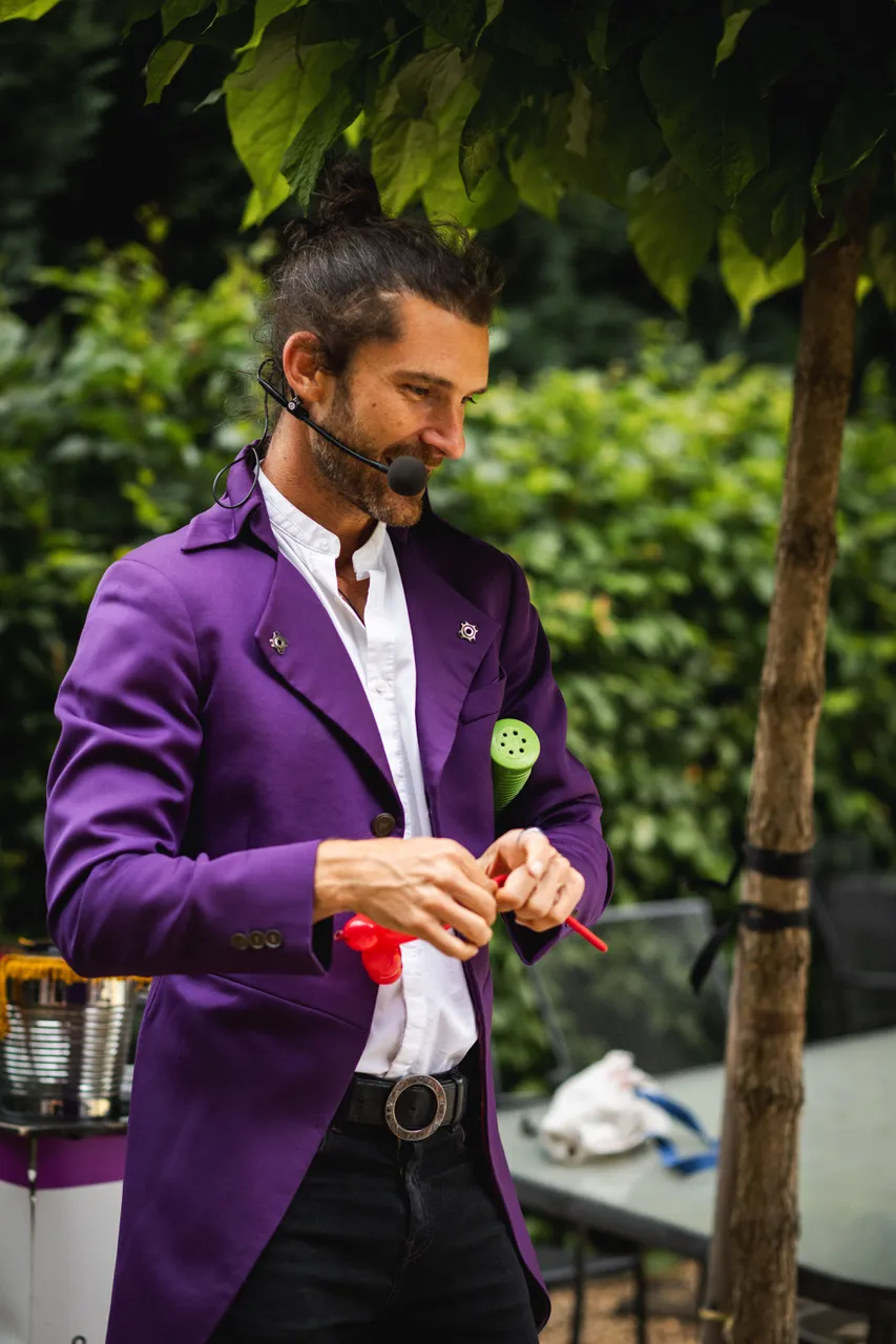 kouzelník tvoří balónková zvířátka pro děti na akci