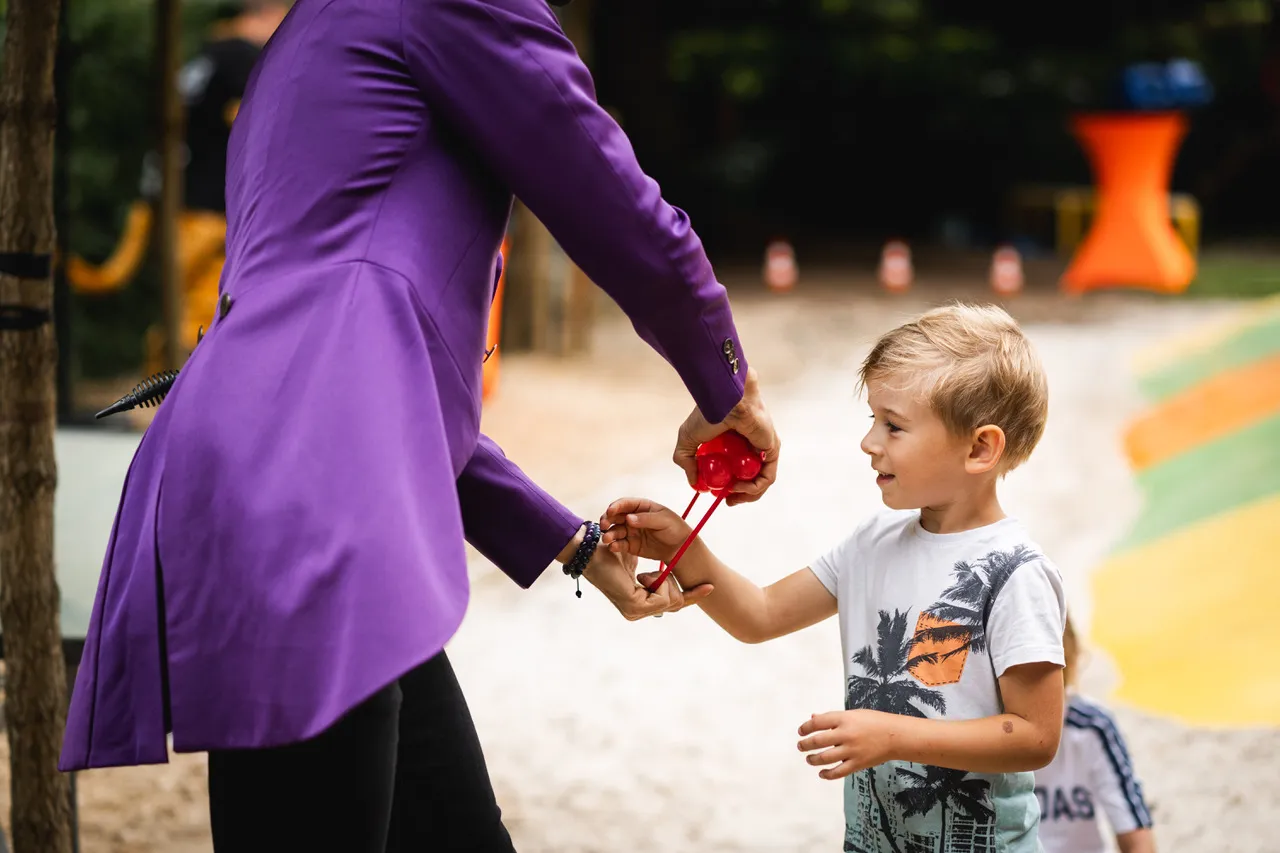 děti si odnáší zvířátka z balónků z dětské akce