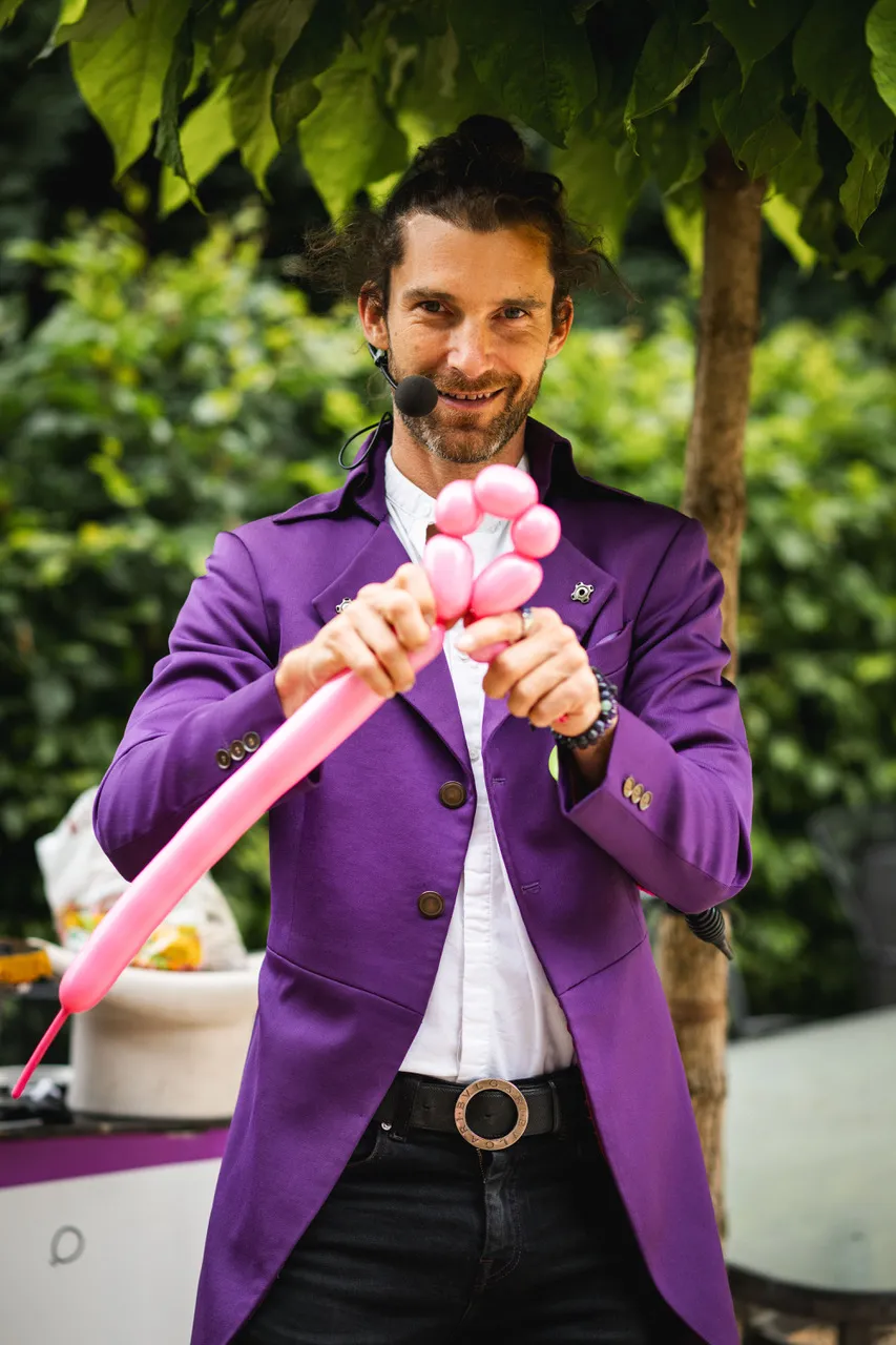 kouzelník Martin Kellman baví děti interaktivními kouzly na venkovní akci v Turnově