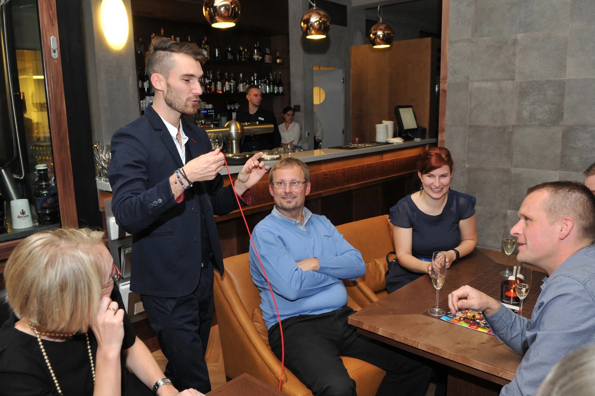 Severotisk, večírek v restauraci Mánes, součást programu- kouzelník