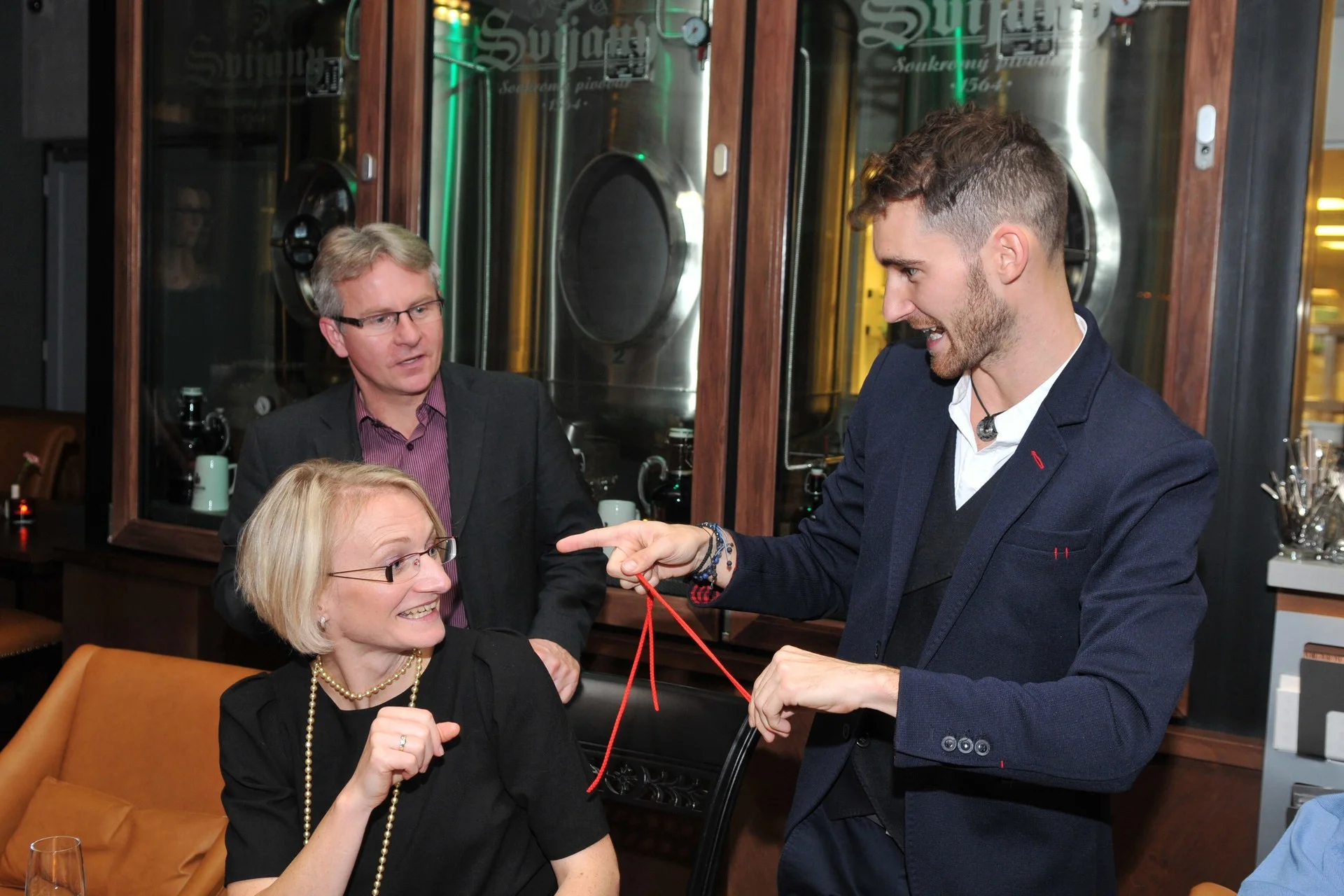 Severotisk, večírek v restauraci Mánes, součást programu- kouzelník