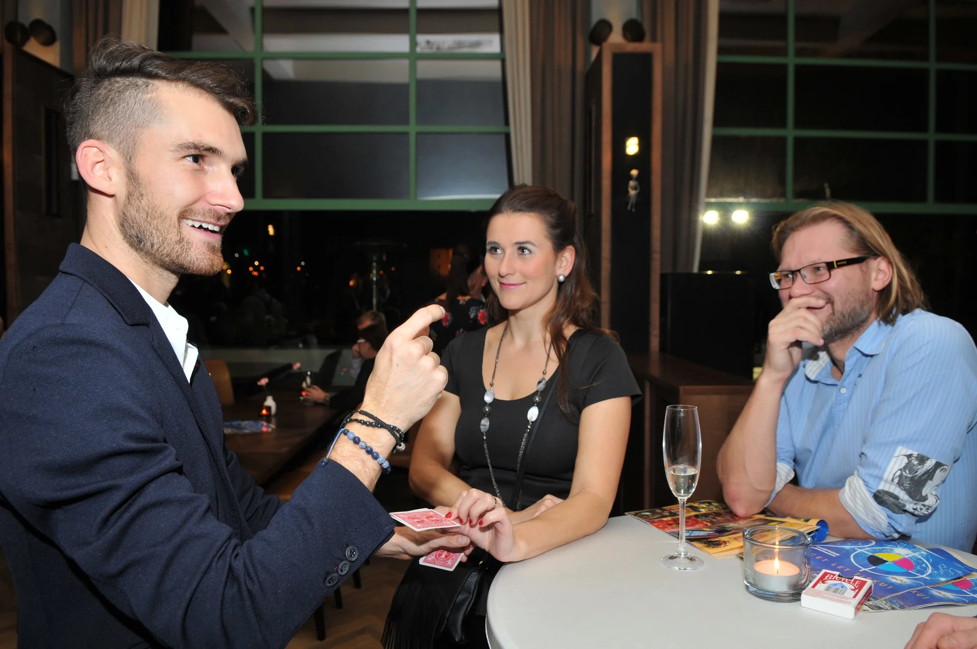 Severotisk, večírek v restauraci Mánes, součást programu- kouzelník