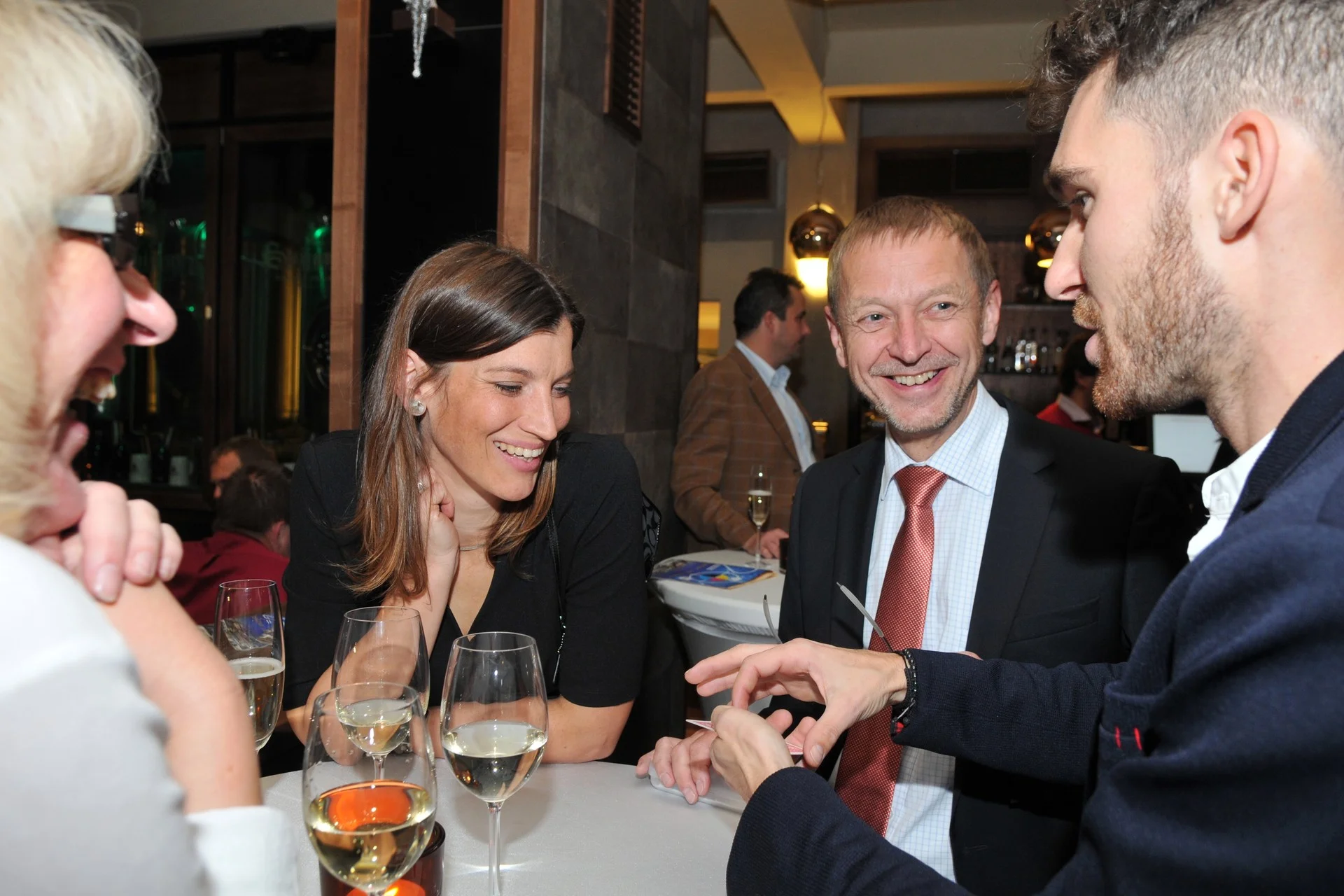 Severotisk, večírek v restauraci Mánes, součást programu- kouzelník